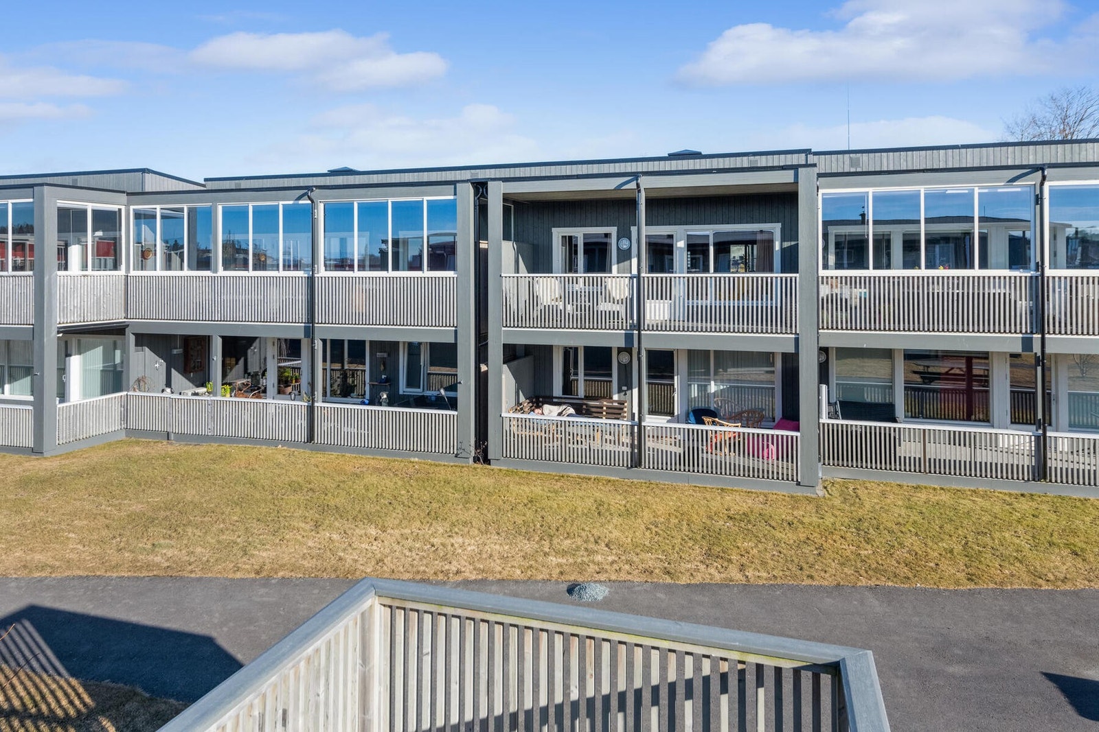 Boligen ligger svært sentralt til med gangavstand til dagligvare, skole og andre servicefasiliteter. Galleribilde