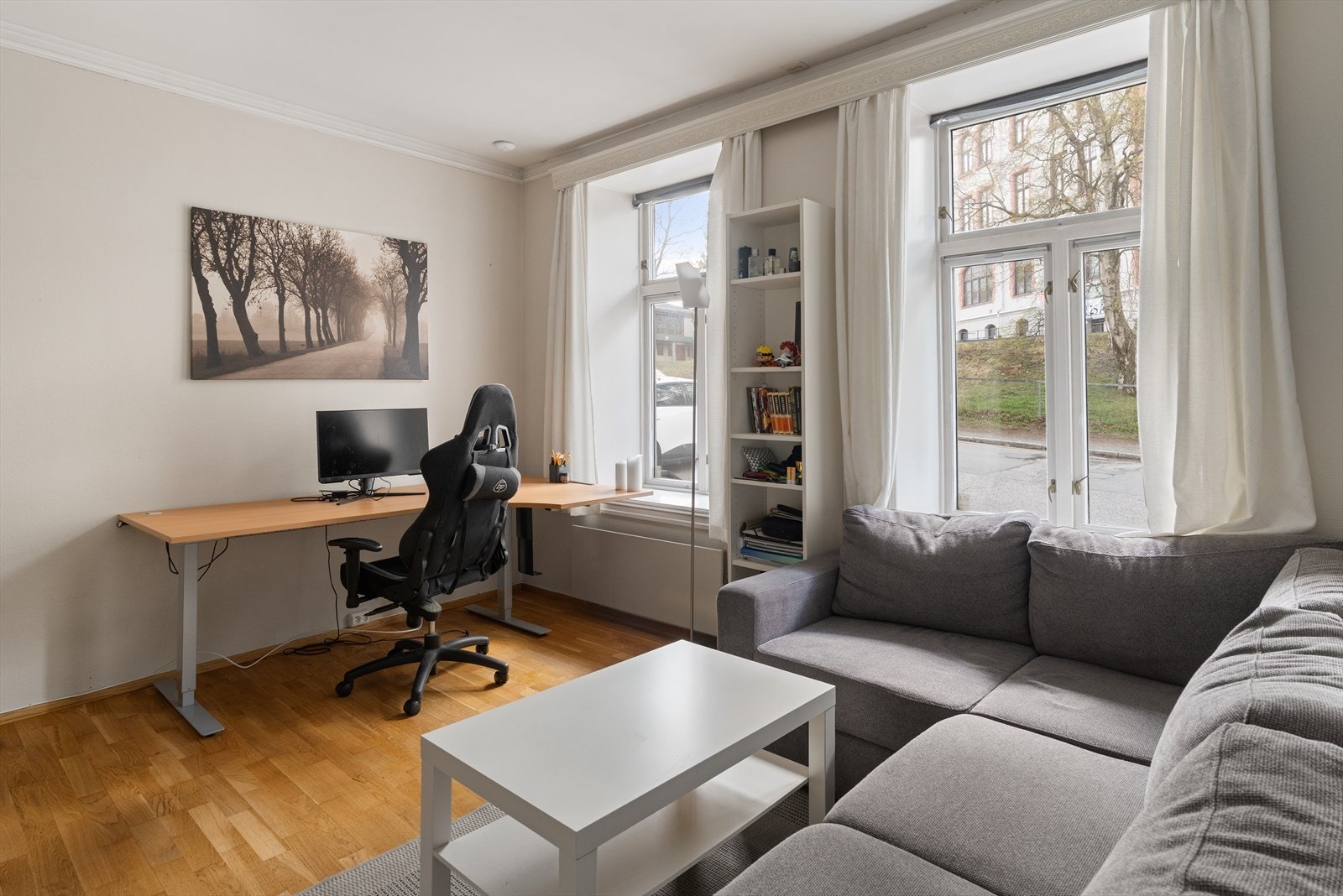 Alle soverommene er av romslig størrelse, dette er på hele 16 m² og er tidligere brukt som stue. Galleribilde