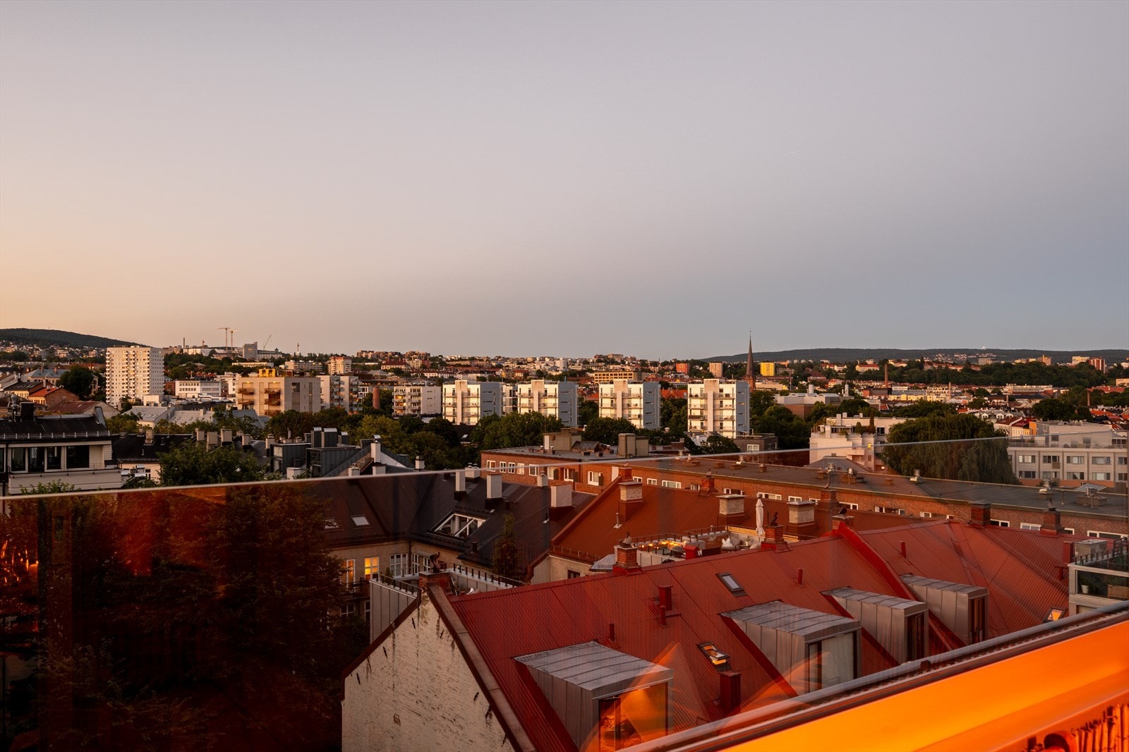 En fantastisk beliggenhet i meget sentrale omgivelser - høyt og fritt over alle naboene. Galleribilde