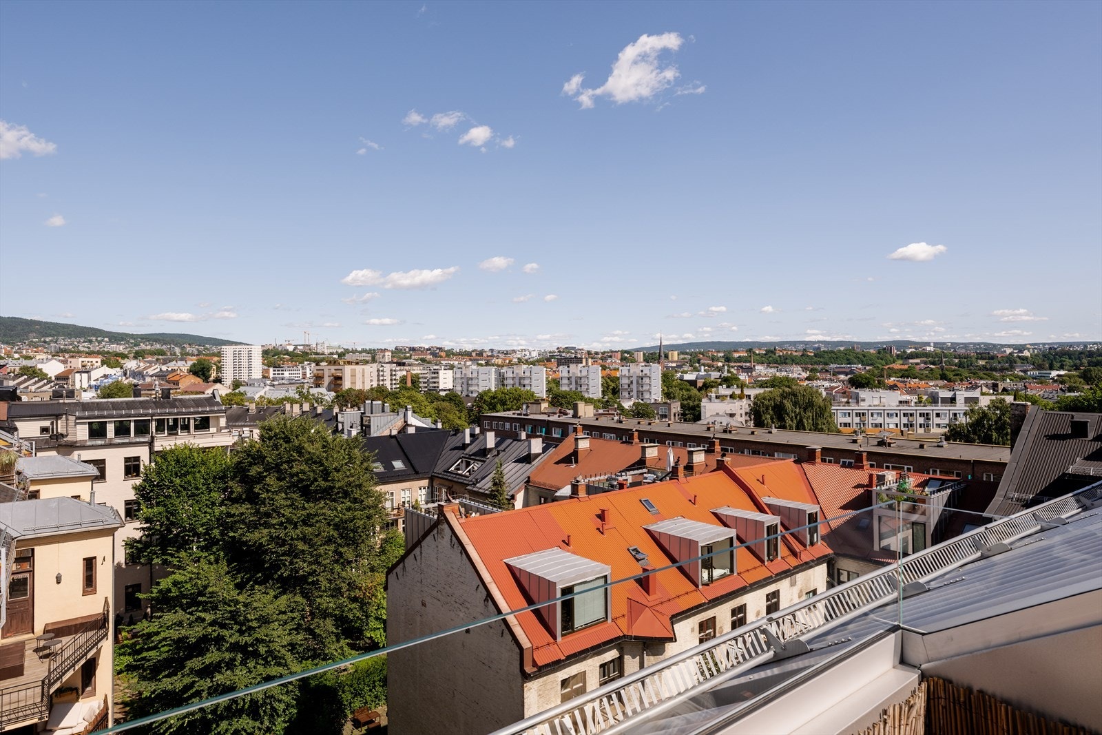 Uslåelig utsikt fra deres helt egne takterrasse. Galleribilde