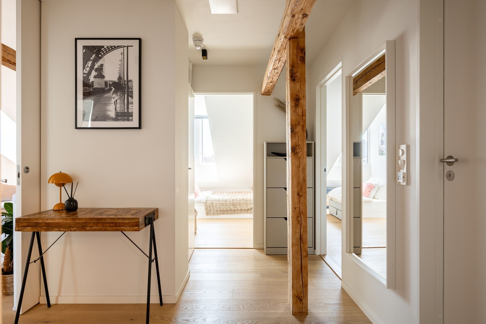 Skjult, takhøy skyvedør fra Roar Knudsen Dørfabrikk binder elegant sammen hall og oppholdsrom. Galleribilde