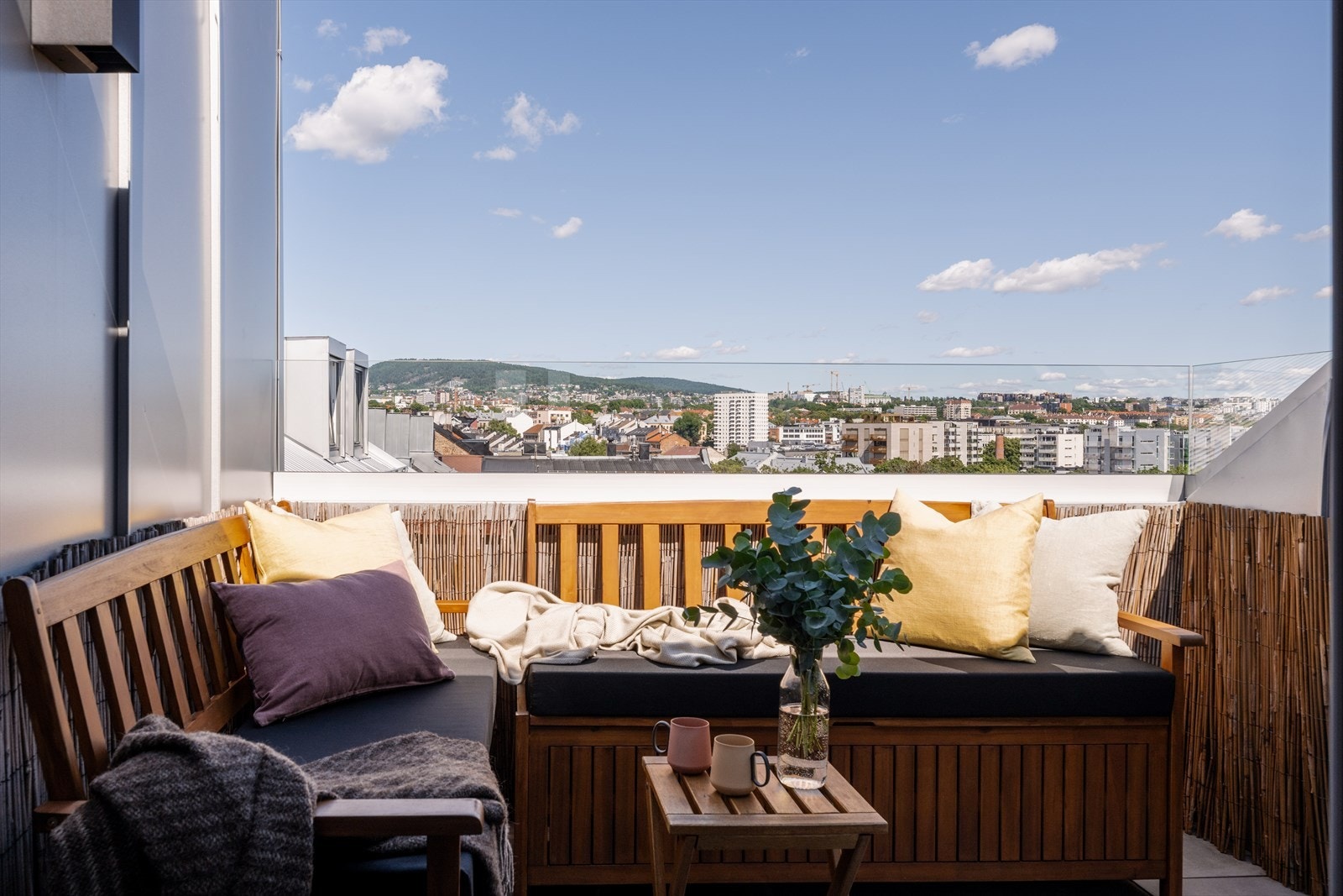 Takterrassen har god plass til en innbydende sittegruppe og flere gjester. Galleribilde