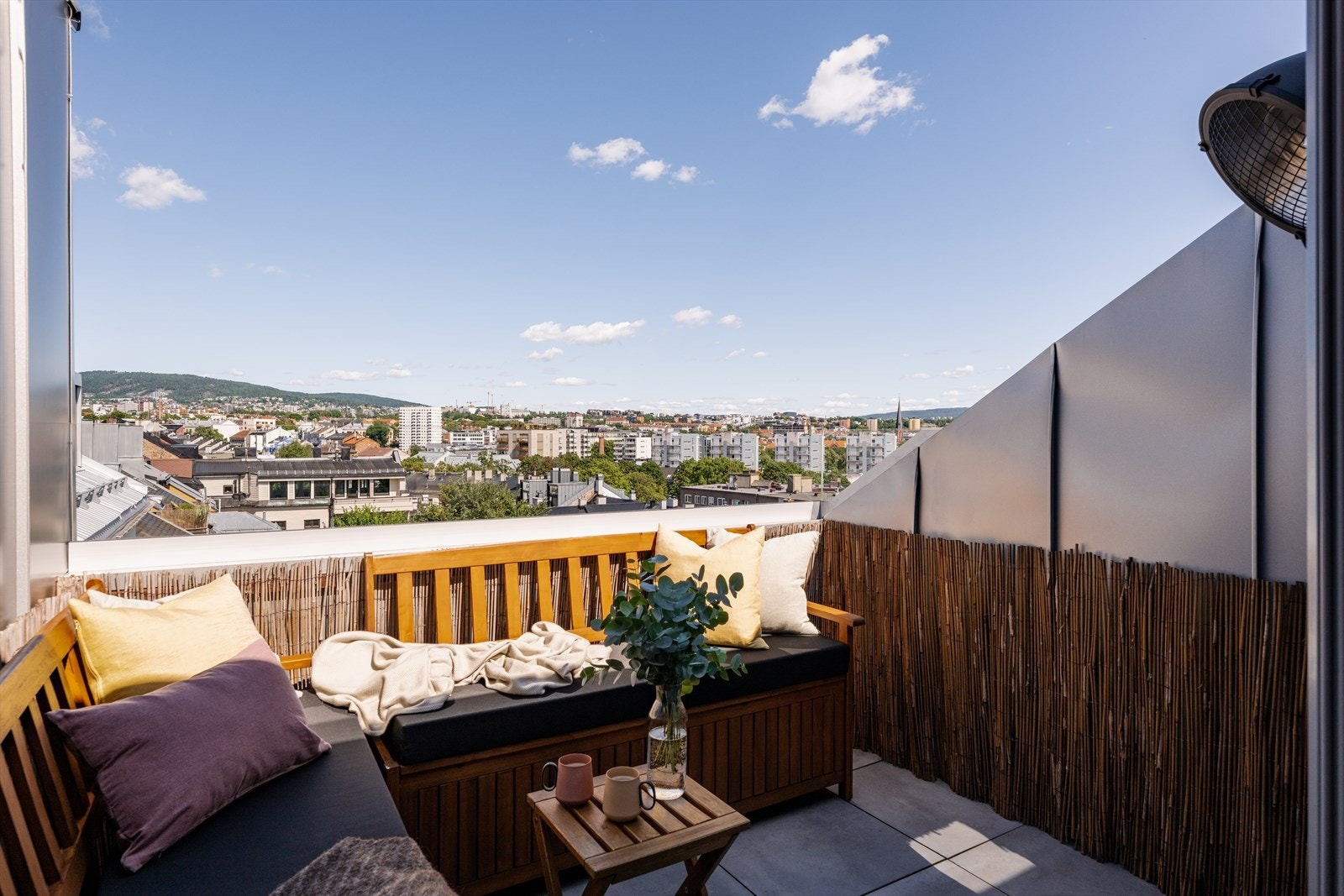 Direkte utgang til en usjenert takterrasse med fantastisk utsikt over byen. Galleribilde