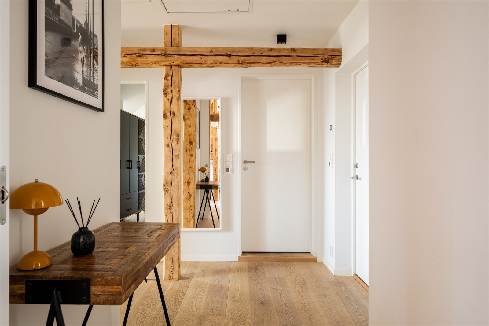 Gjennom boligen møter du løsninger og materialvalg fra anerkjente leverandører som Hamran Made by Wood, Miele, Tapwell, ELKO Plus-serien og Roar Knudsen Dørfabrikk. Galleribilde
