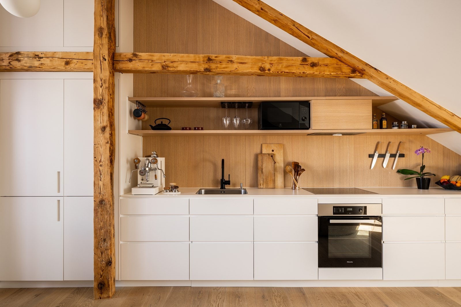 Arkitekttegnet kjøkkeninnredning fra Hamran Made by Wood kombinerer tidløst design med høy kvalitet. Galleribilde