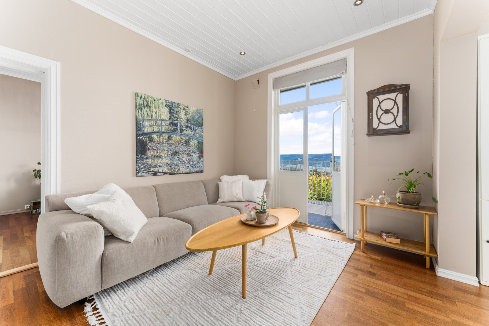 Lys og innbydende stue med utgang til den solrike balkongen. Galleribilde
