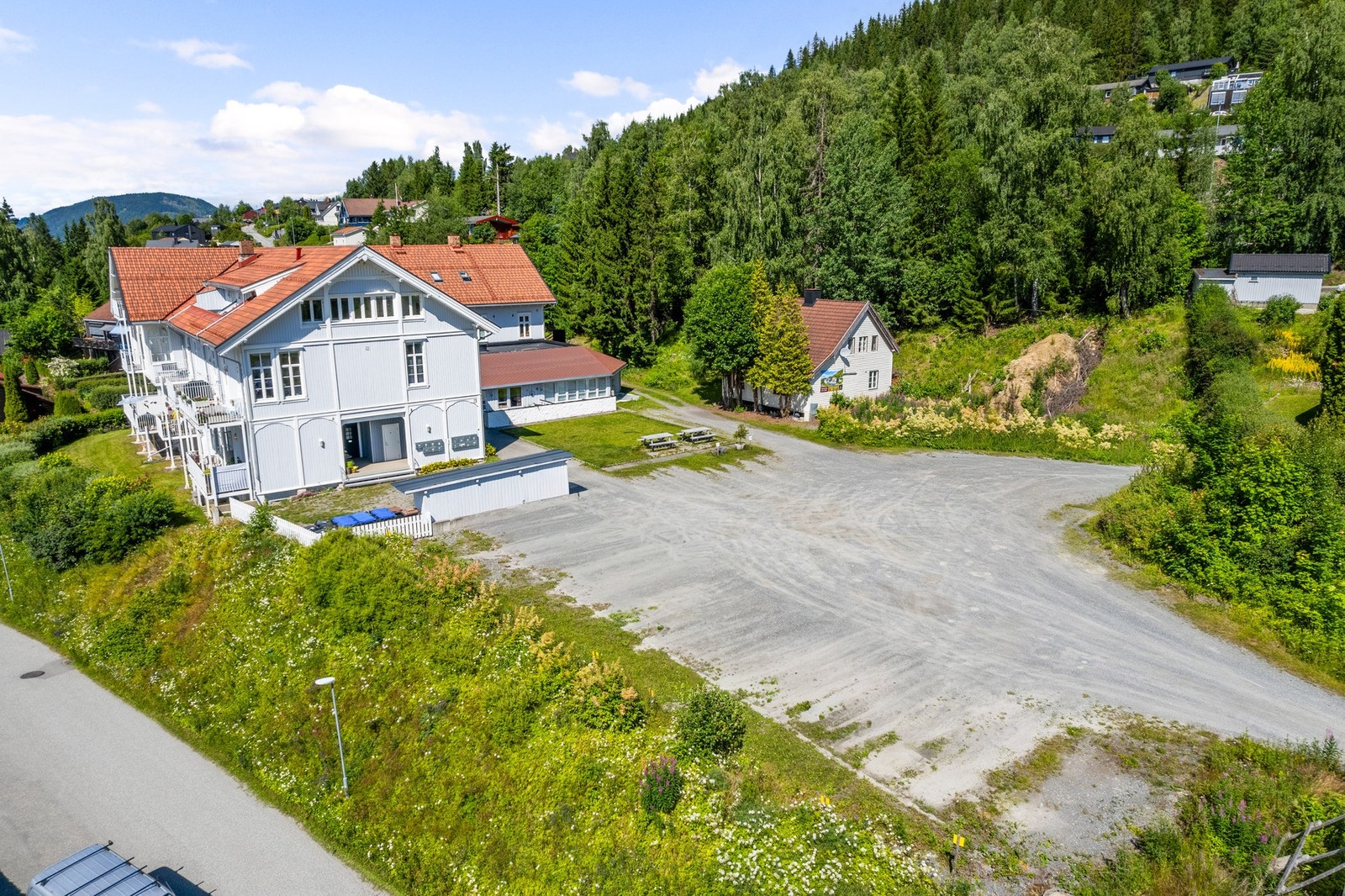 Leiligheten ligger i et etablert og attraktivt boligområde med gode parkeringsmuligheter. Galleribilde