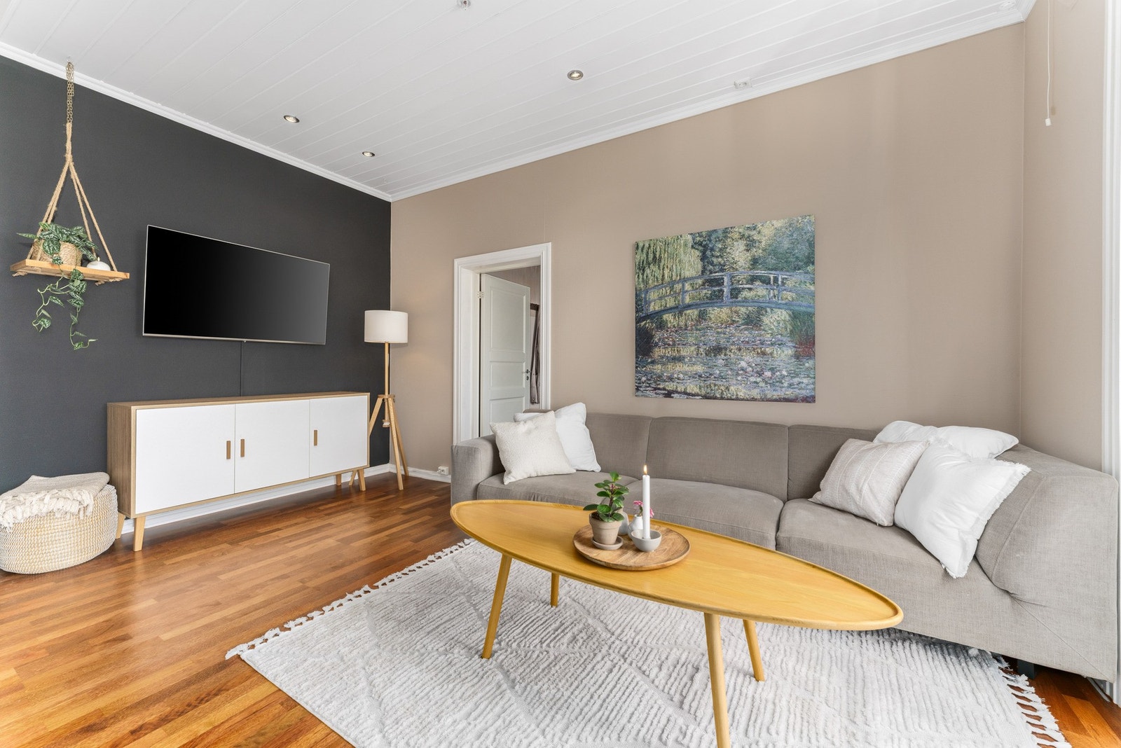 Stuen har god plass til sofagruppe og TV-løsning. Galleribilde