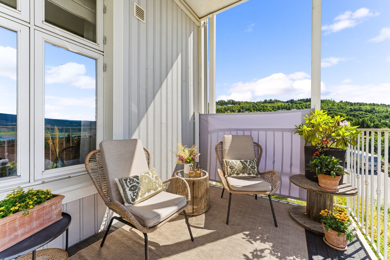 Hyggelig sitteplass på balkongen - perfekt for morgenkaffen. Galleribilde