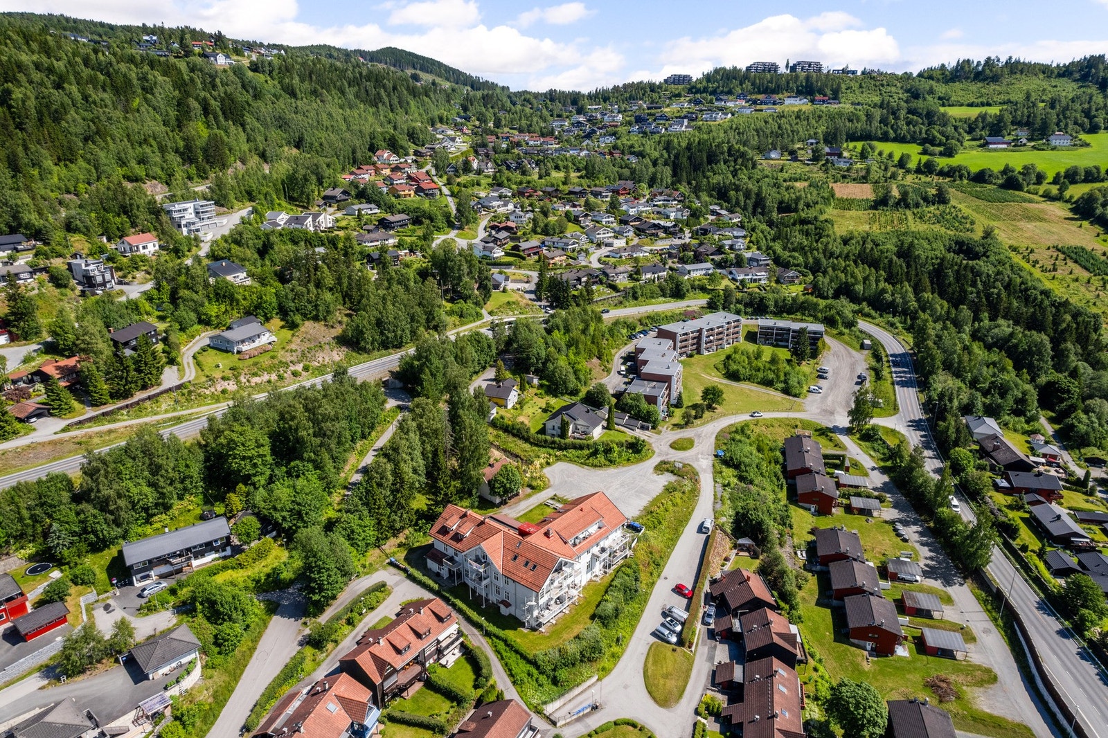 Leilighetsbygget har en flott beliggenhet med nærhet til både natur og sentrum. Galleribilde