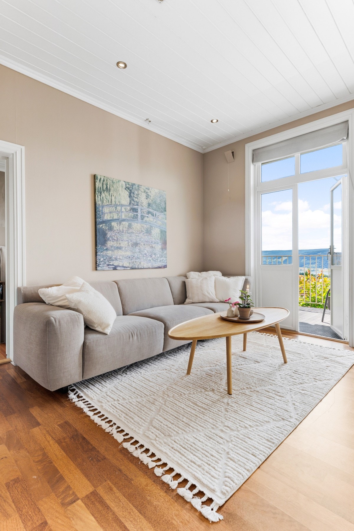 Lys stue med utgang til balkongen og nydelig utsikt. Galleribilde