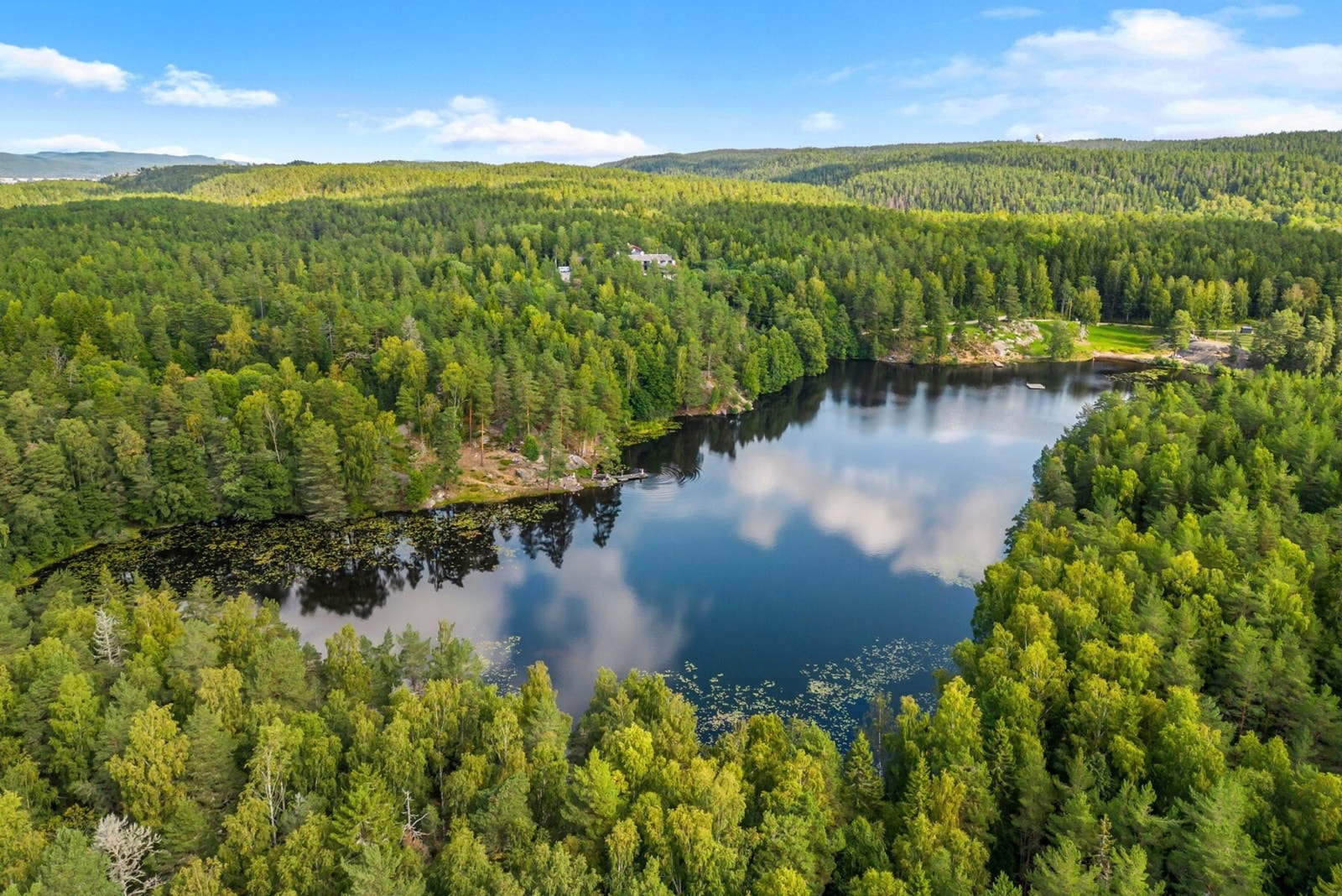 Ulsrudvann er det nærmeste badevannet fra leiligheten. Dette er kjent som et av de varmeste badevannene i Oslo. I marka finner du et rikt utvalg av turstier. Østmarksetra kan skimtes i bakgrunn. Galleribilde