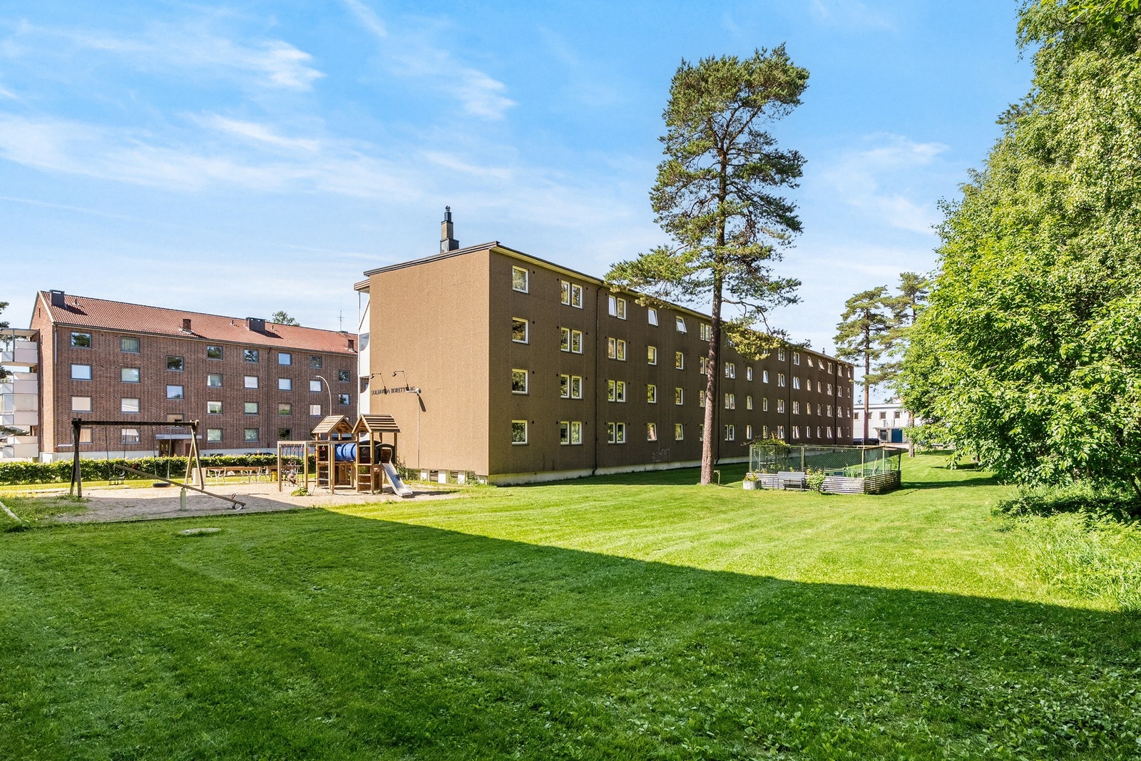Det finnes flere lekeplasser i borettslaget og i nærområdet. Nærmeste ligger på enden av blokken, og ligger i tilknytning til stort og grønt fellesareal. Galleribilde