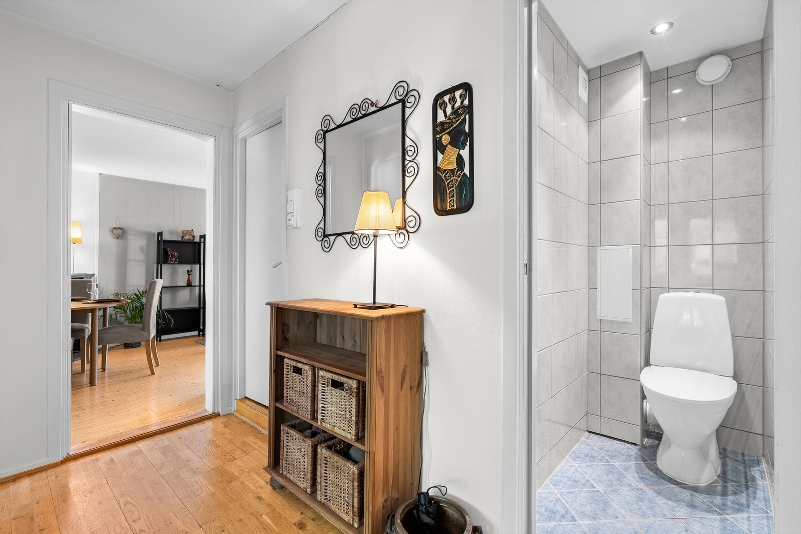 Separat toalettrom, med flislagte overflater og downlights i himling. Galleribilde