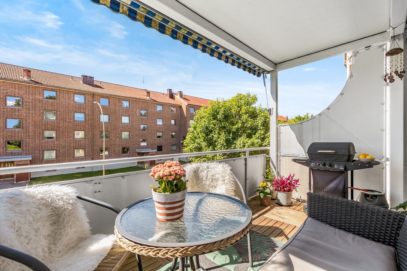 Fra stuen har du utgang til romslig balkong på 8 kvm. Her er det god plass til utemøbler og grill - perfekt for hyggelige sommerdager. Galleribilde