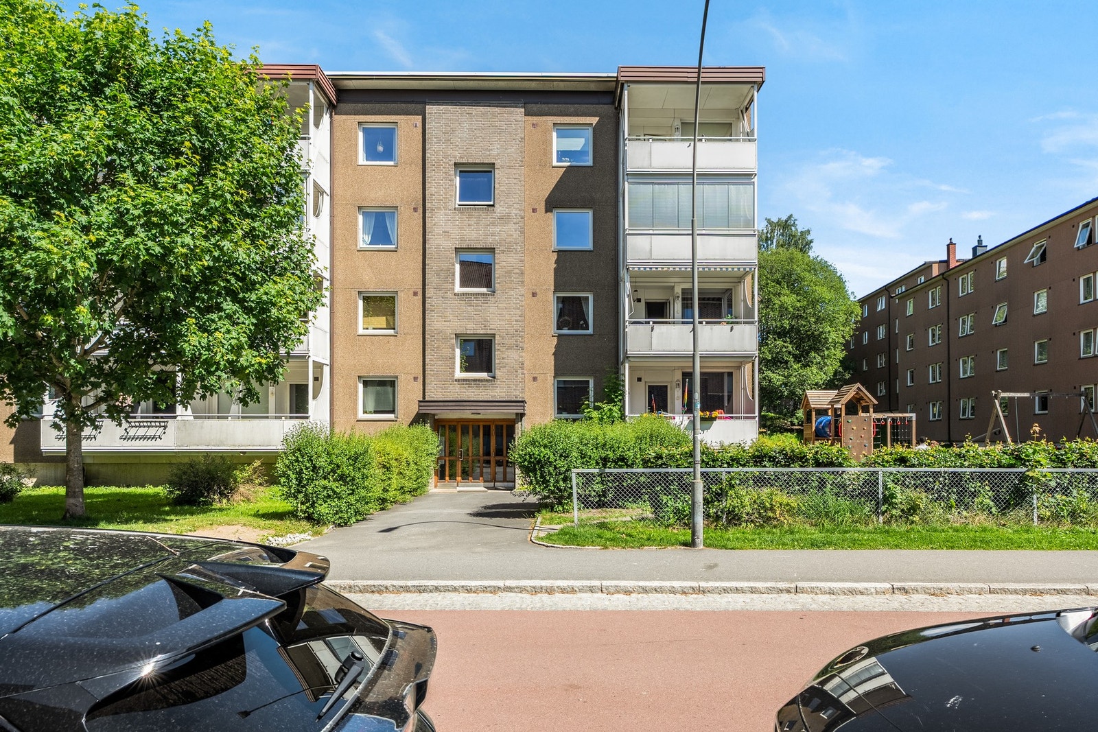 Leiligheten ligger attraktivt til i 2.etasje. Det er gode lagringsmuligheter, med til sammen tre kjellerboder som er målt opp til totalt ca. 8,7 kvm. Bodene er merket med nr. 2088. Galleribilde