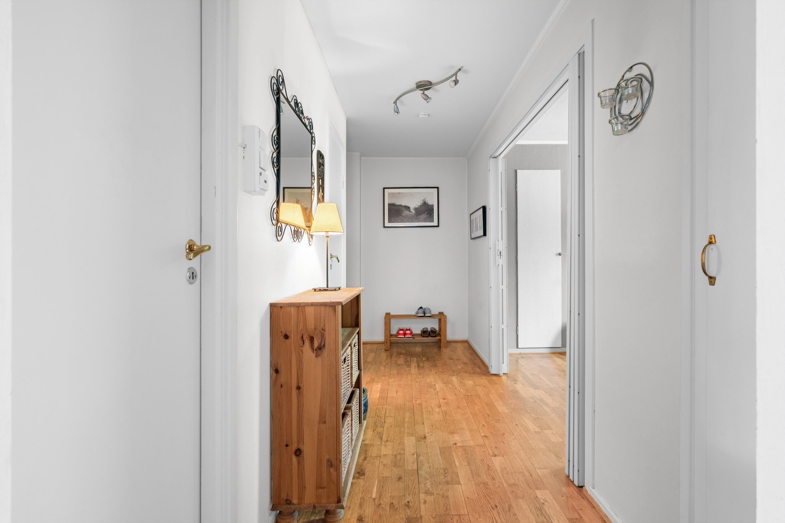 Fin entré, med plass til å henge fra seg ytterklær. Leiligheten har brann- og lydklassifisert entrédør (B30/Db35) og det er installert dørcalling. Galleribilde
