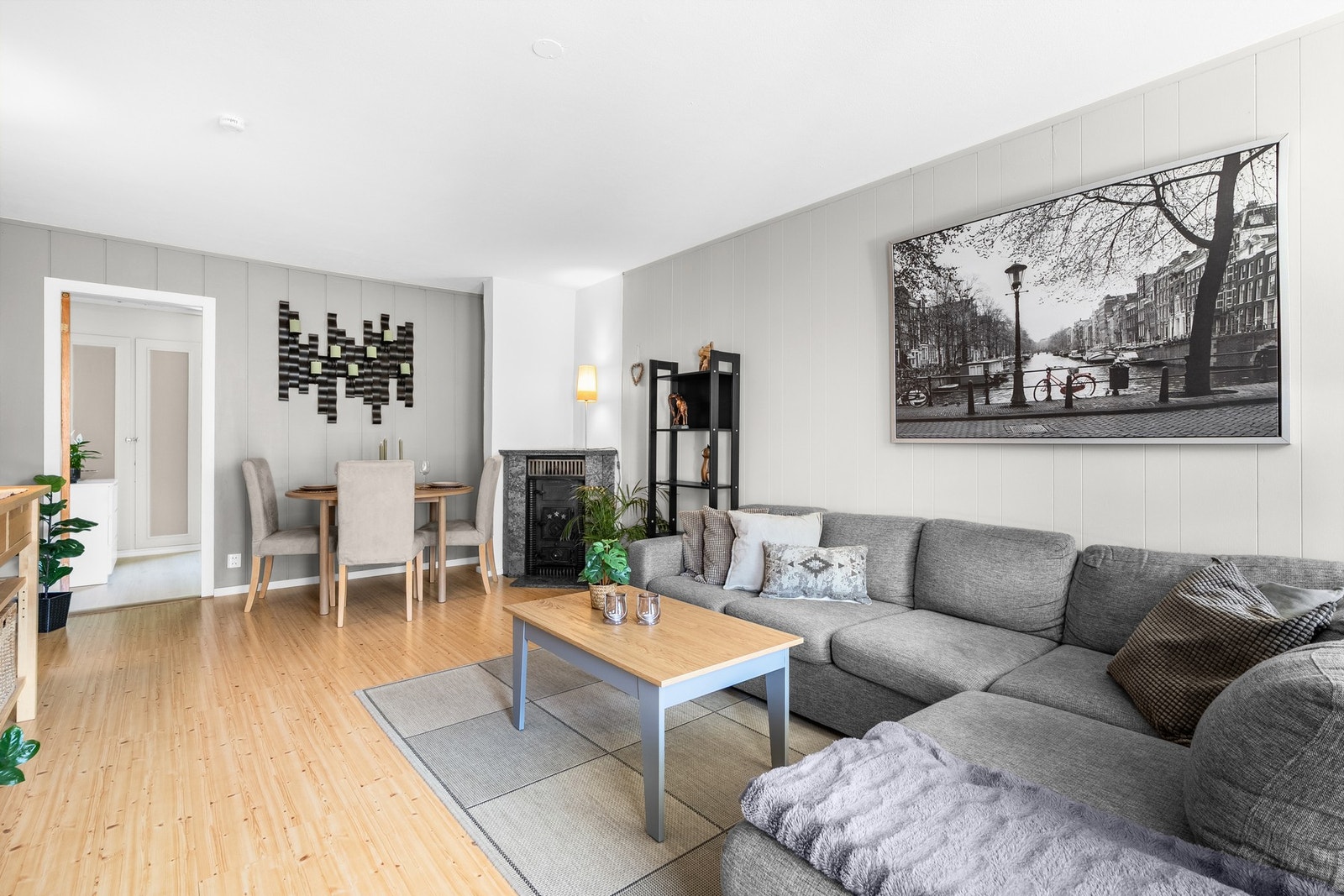 Den romslige stuen har fin plass til sofagruppe, TV-møblement og spisegruppe. Galleribilde