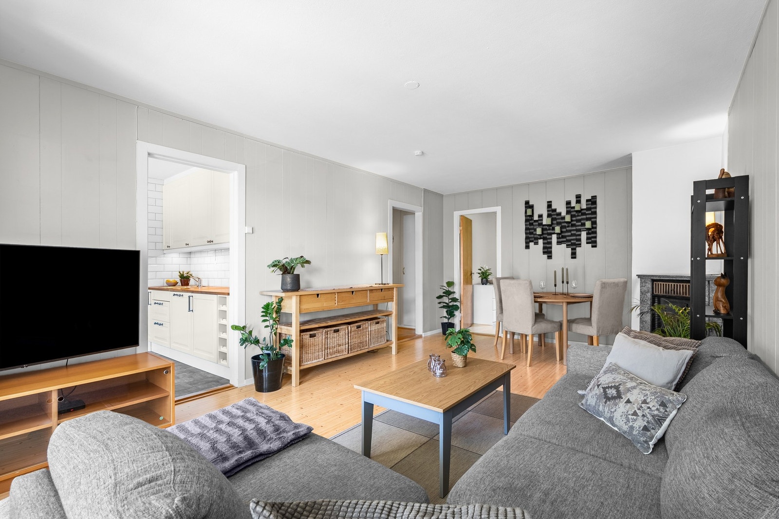 Leiligheten holder en normal standard, med enkelte oppgraderingsbehov på vegg- og gulvflater. Galleribilde