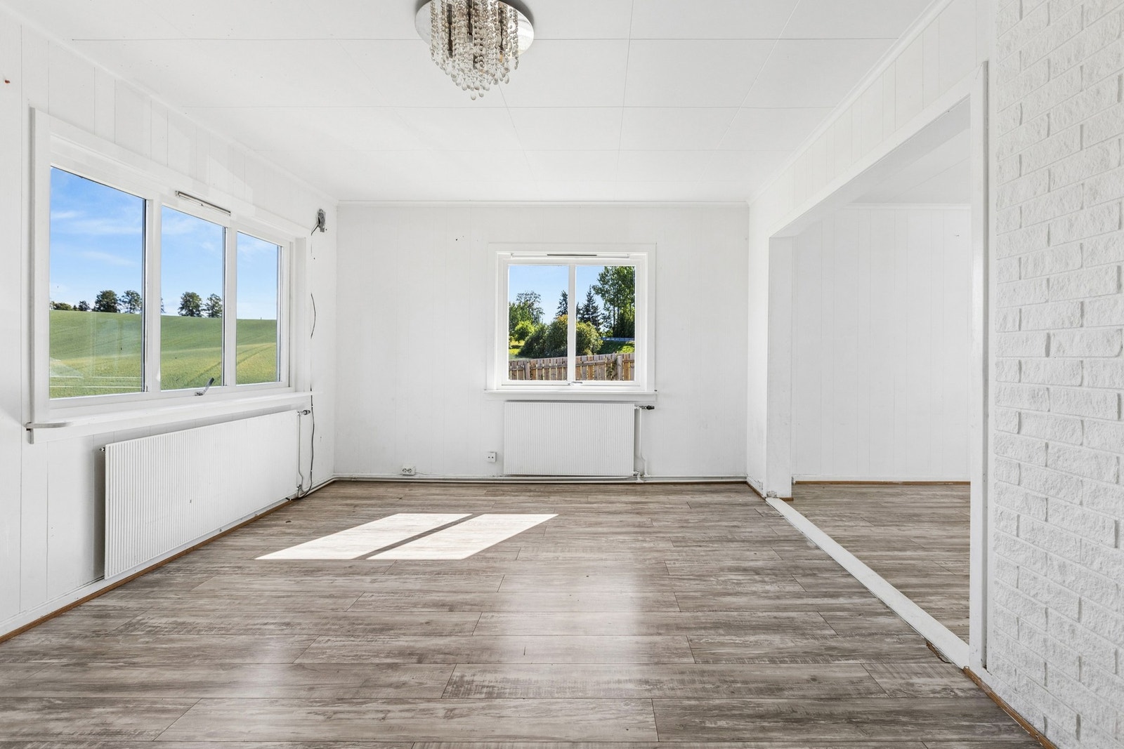Rommet har laminatgulv og lyse overflater som gir et nøytralt utgangspunkt for egen innredning. Galleribilde