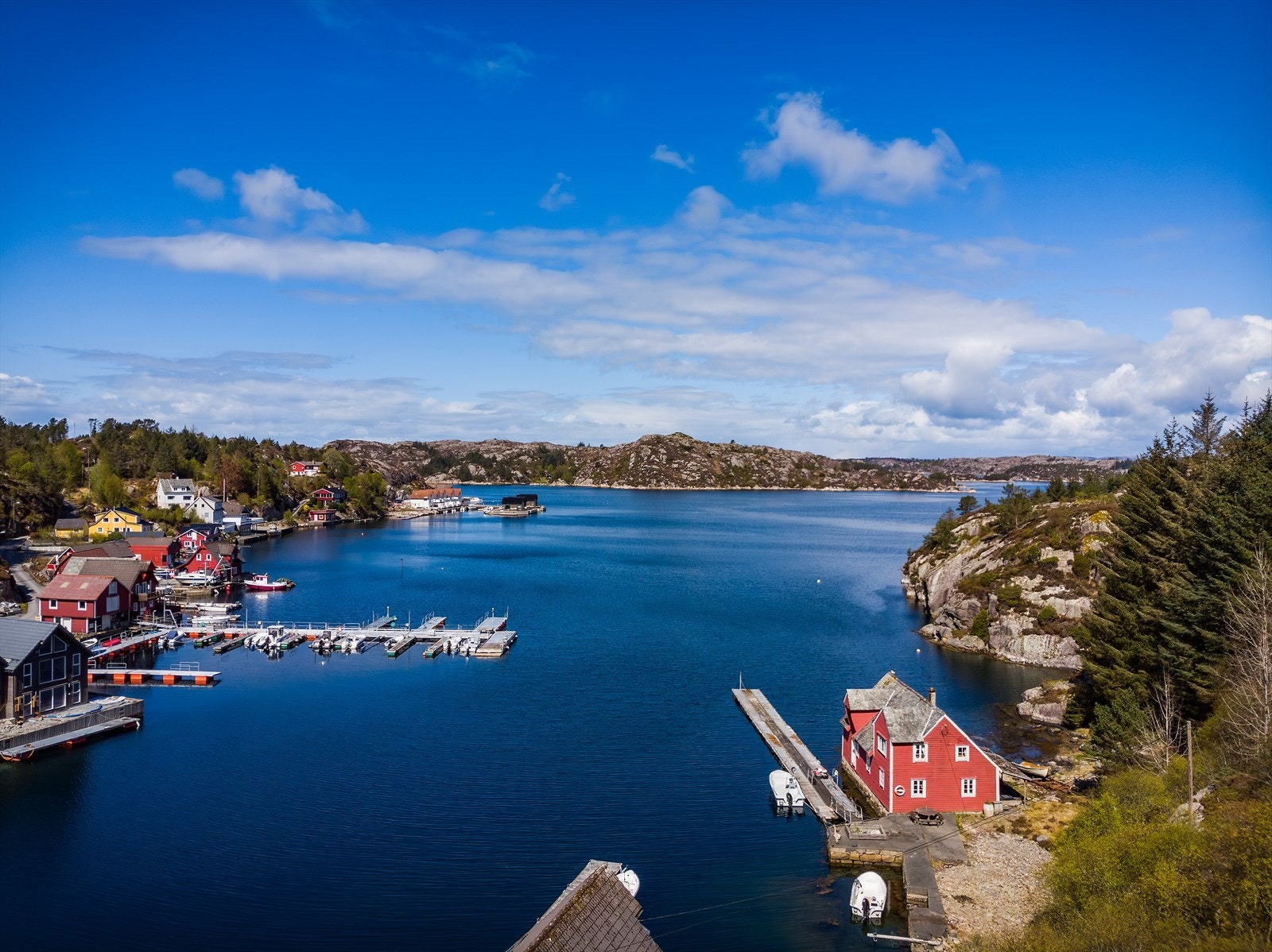 Her får du et svært stort naust over to etasjer og en lang brygge. Galleribilde