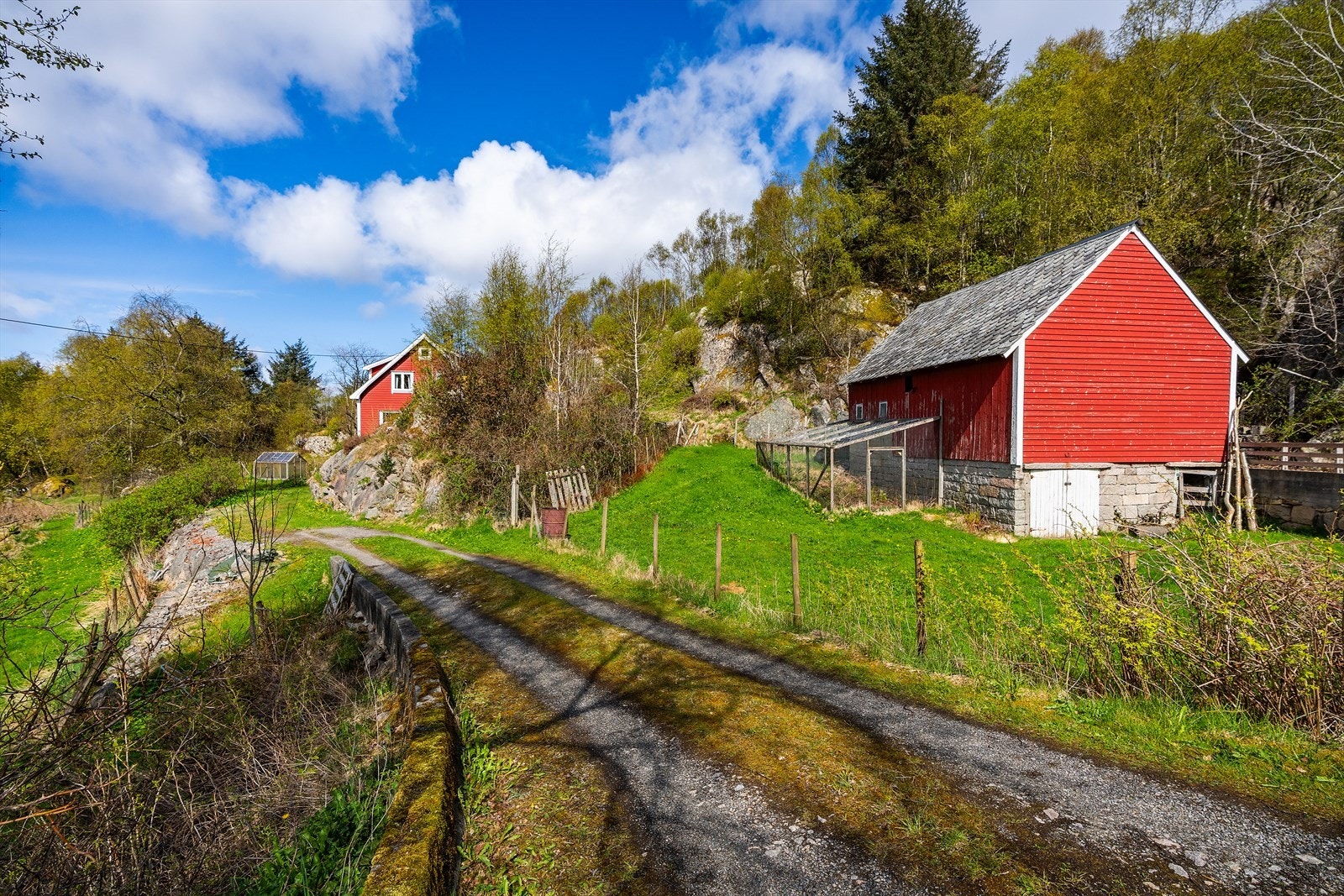 Tunet er omgitt av landlige omgivelser og danner en naturlig ramme rundt boligen og øvrige bygninger på eiendommen. Galleribilde