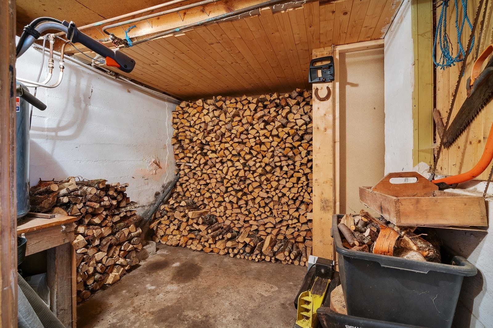 Svært praktisk å kunne lagre ved i egen bolig! Galleribilde