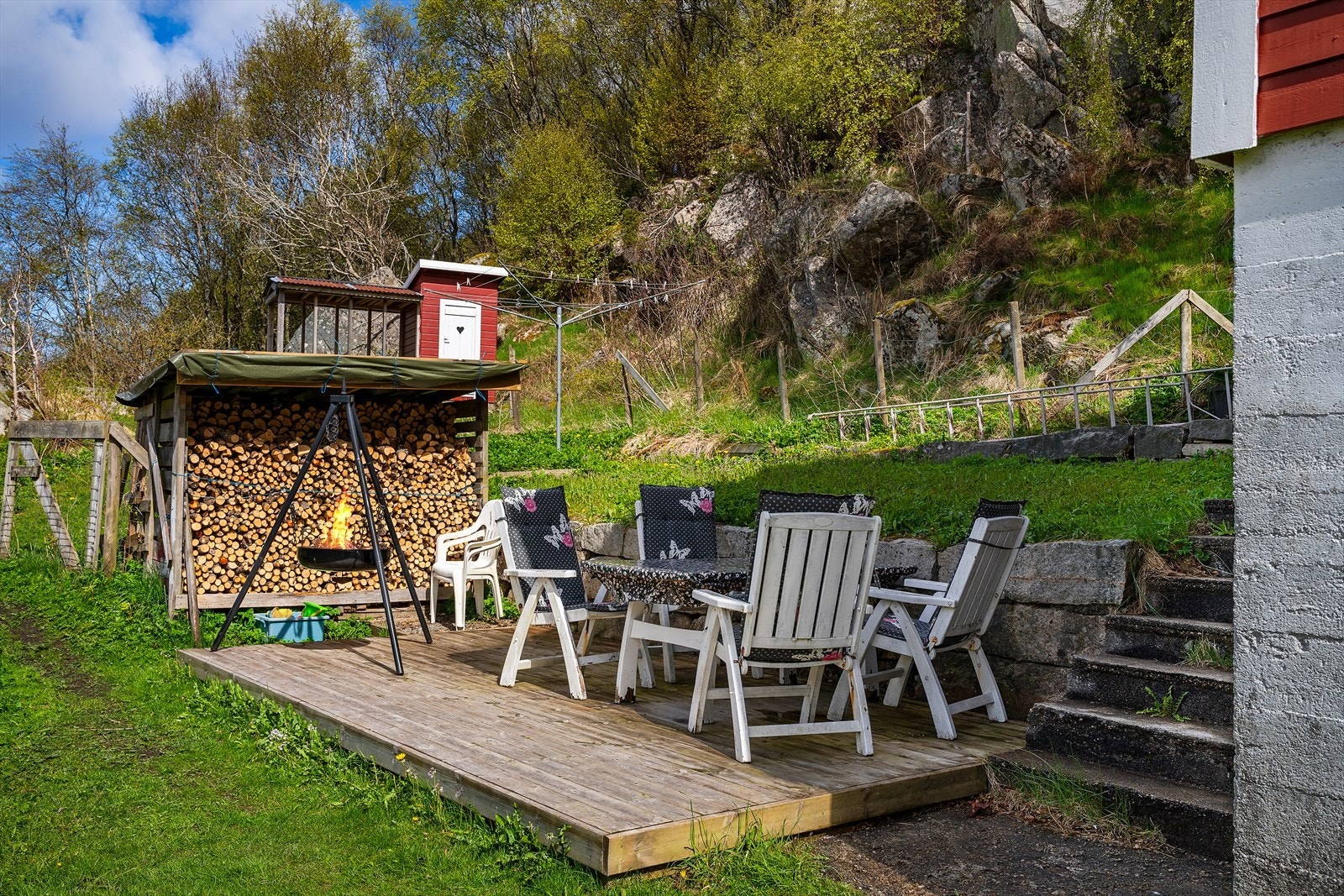 Like utenfor finner du en koselig platting, med plass til hele familien! Galleribilde