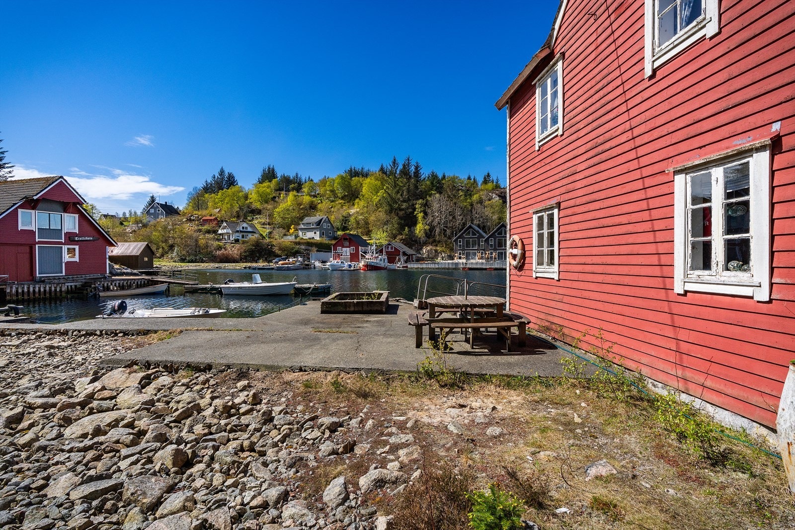 Nord for hovedeiendommen ligger en privat øy som følger med eiendommen. Øya har vært brukt til bading, soling og grilling, og gir et eget fristed i naturskjønne omgivelser. Galleribilde