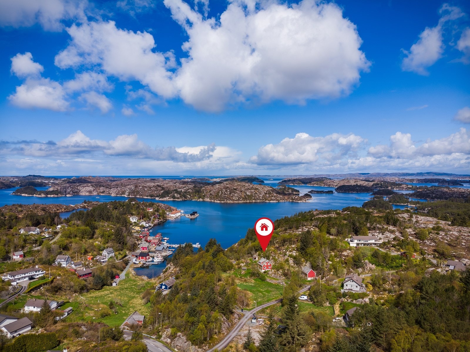 Med stort naust over to etasjer og brygge på ca. 36 meter ligger forholdene til rette for båtliv, fiske, oppbevaring og sosiale sammenkomster i maritime omgivelser. Galleribilde