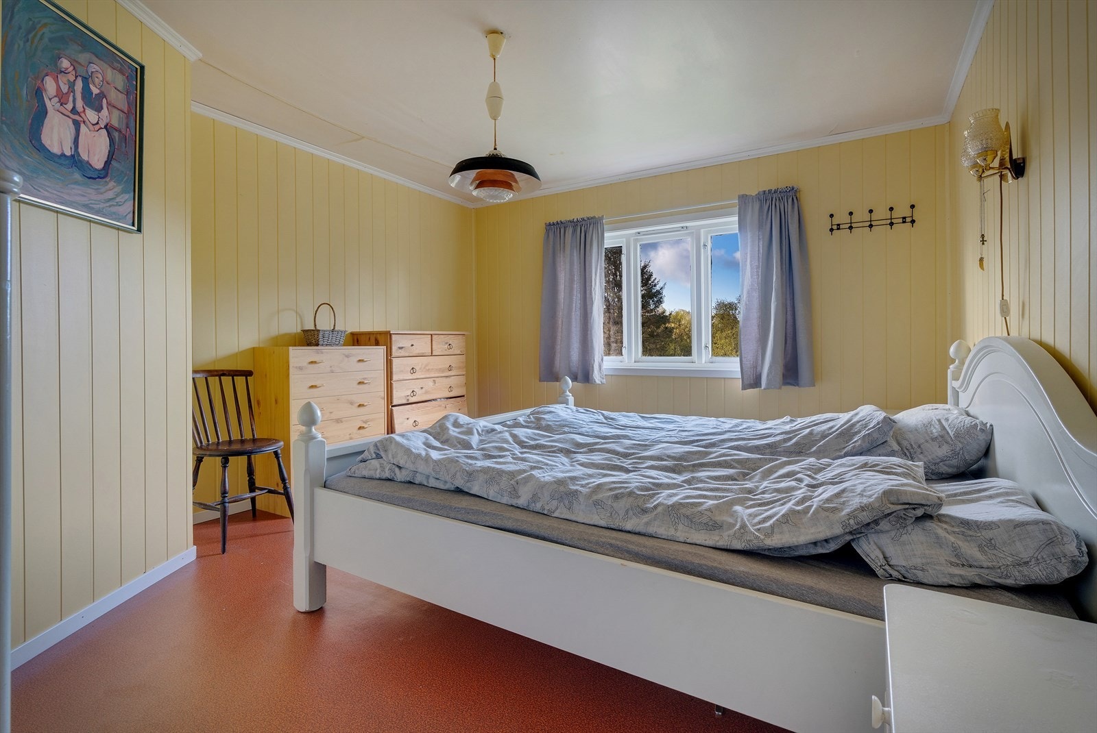 Hovedsoverommet byr på et generøst areal med plass til dobbeltseng, garderobeløsning og øvrig møblement. Galleribilde