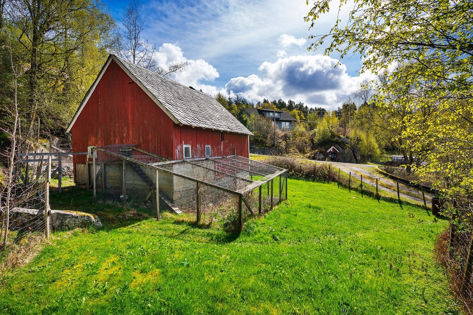 Eiendommen har også eldre løe/driftsbygning oppført i trekonstruksjoner med natursteinsmur. Bygningen fremstår med behov for renovering og vedlikehold. Galleribilde