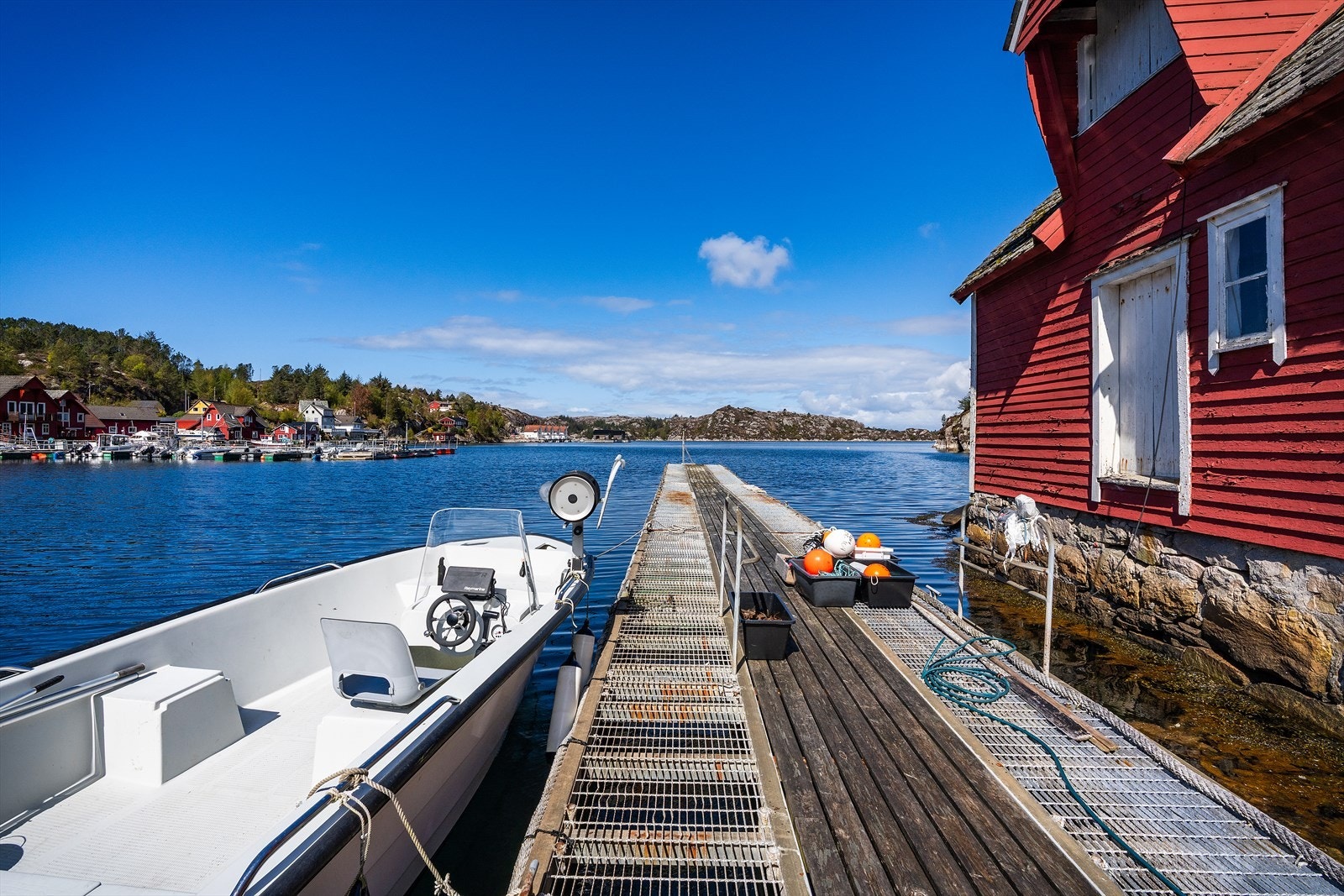 Bryggen er av god størrelse og har plass til større og dype båter. Galleribilde