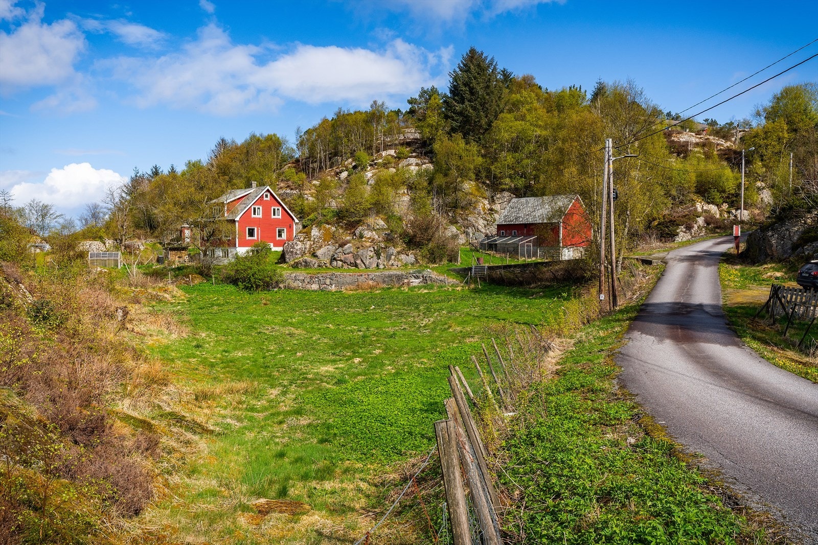 Det første som møter deg ved ankomst er et hyggelig gårdstun med hagearealer og gode parkeringsmuligheter. Galleribilde