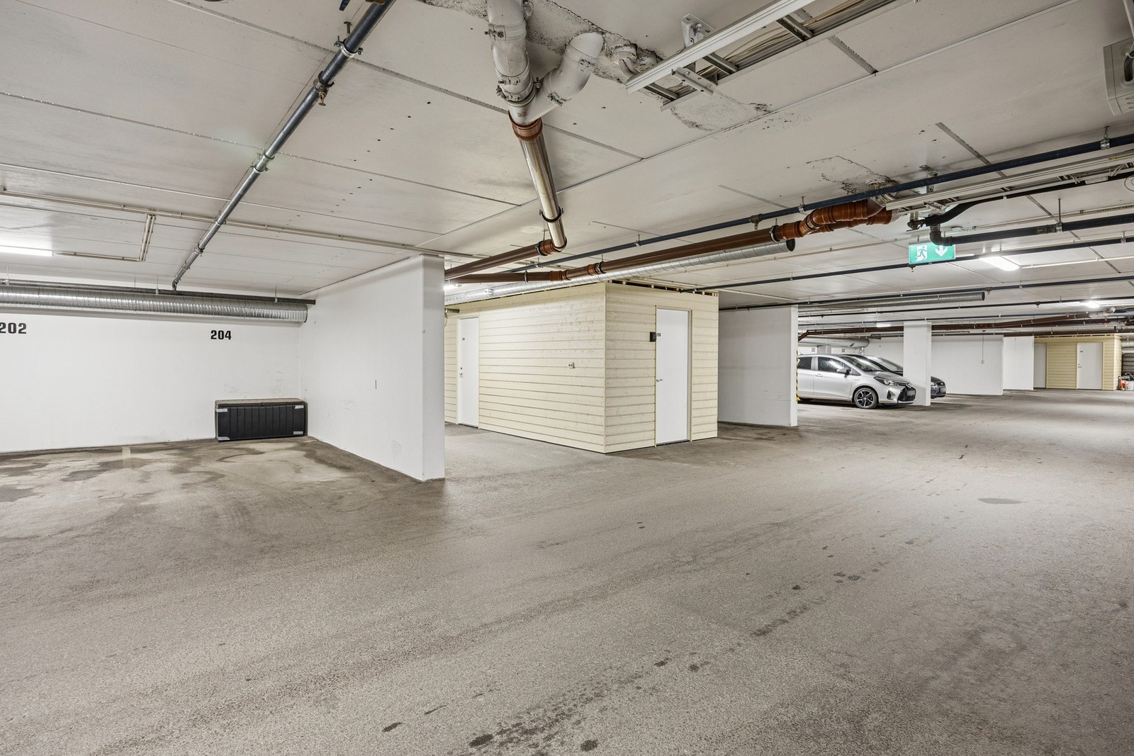 To faste parkeringsplasser i felles garasjeanlegg med heis opp til leiligheten. Galleribilde