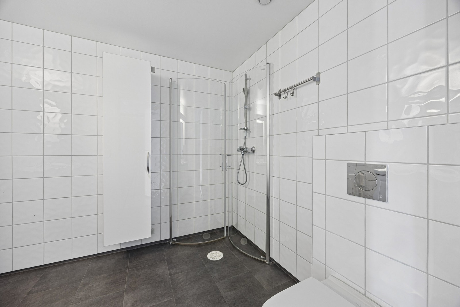 Badet har vannbåren gulvvarme, vegghengt toalett og dusjhjørne. Galleribilde