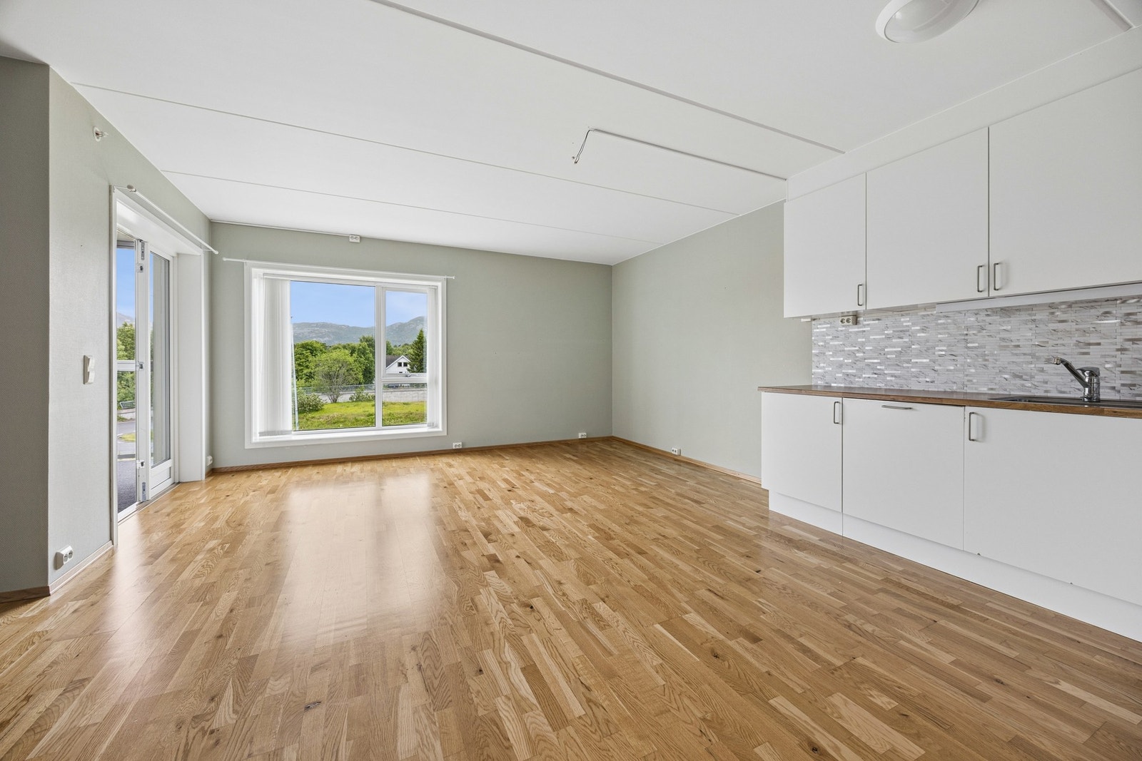 Fra stuen er det utgang til balkongen via dør med 3-lags isolerglass. Galleribilde
