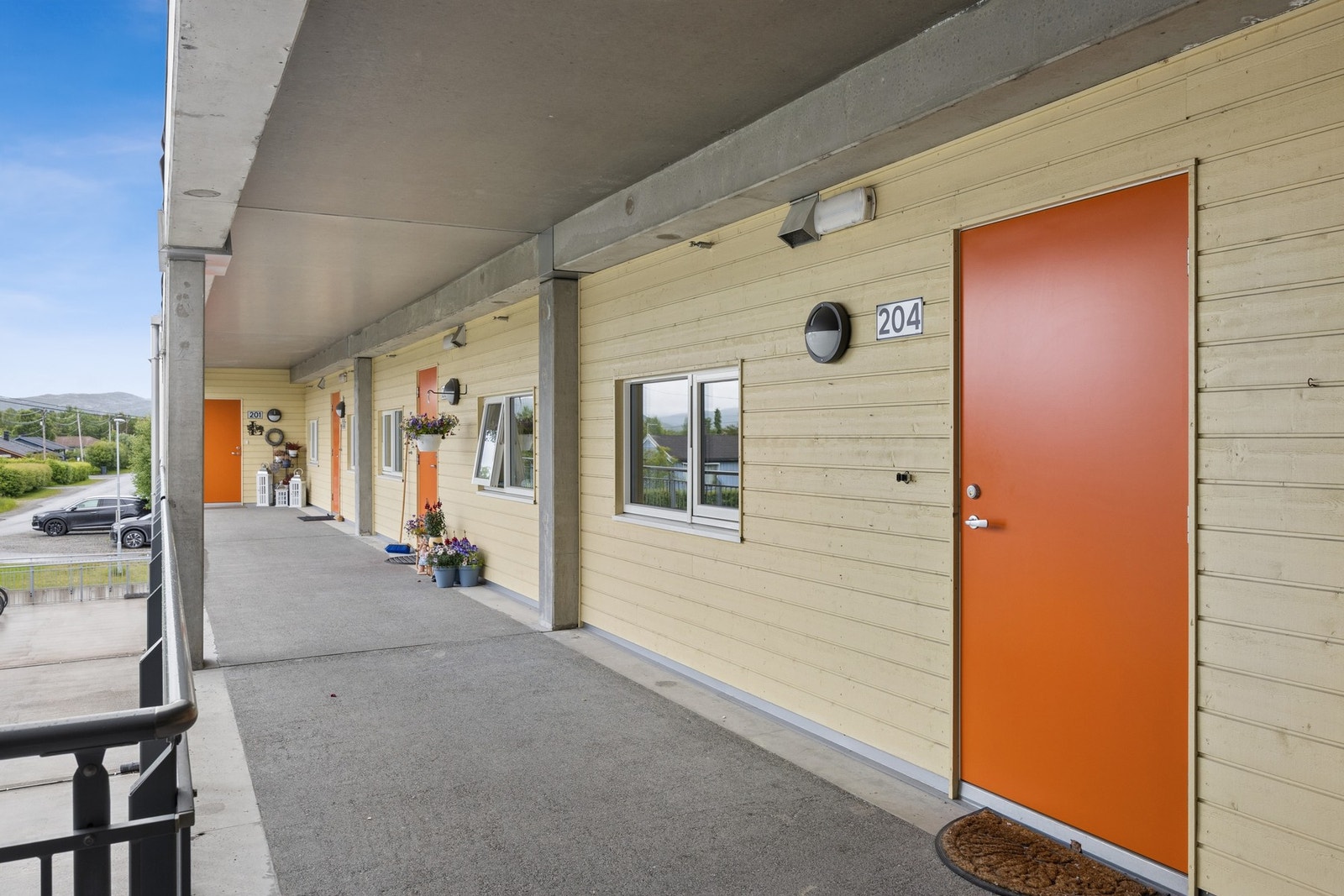 Leiligheten ligger i 2. etasje med enkel adkomst via heis og svalgang. Galleribilde