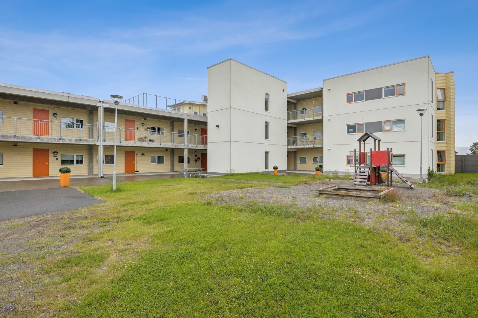 Bygget er fra 2015 og har felles uteområder med lekeplass. Galleribilde
