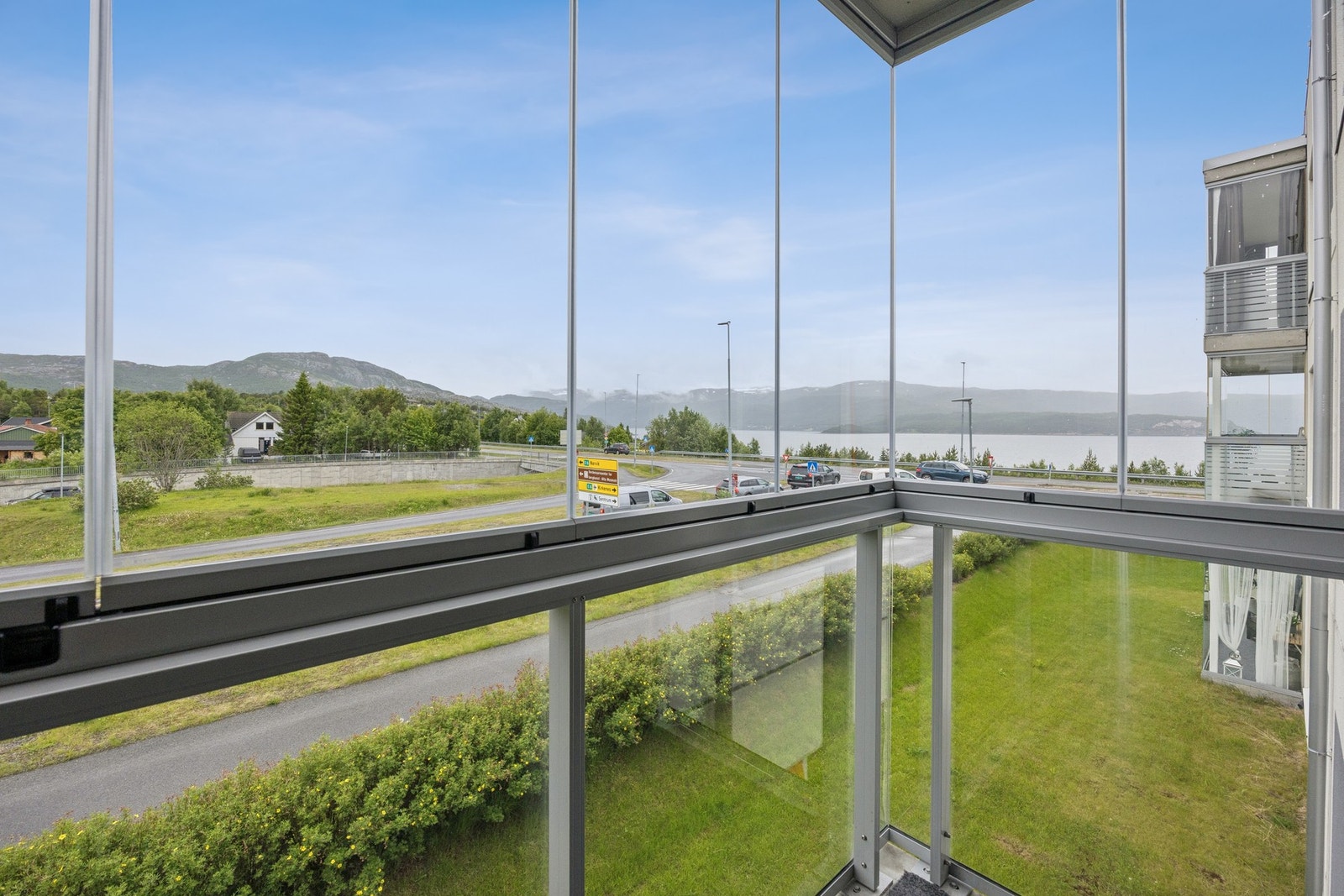 Fra balkongen er det utsikt mot sjøen. Galleribilde
