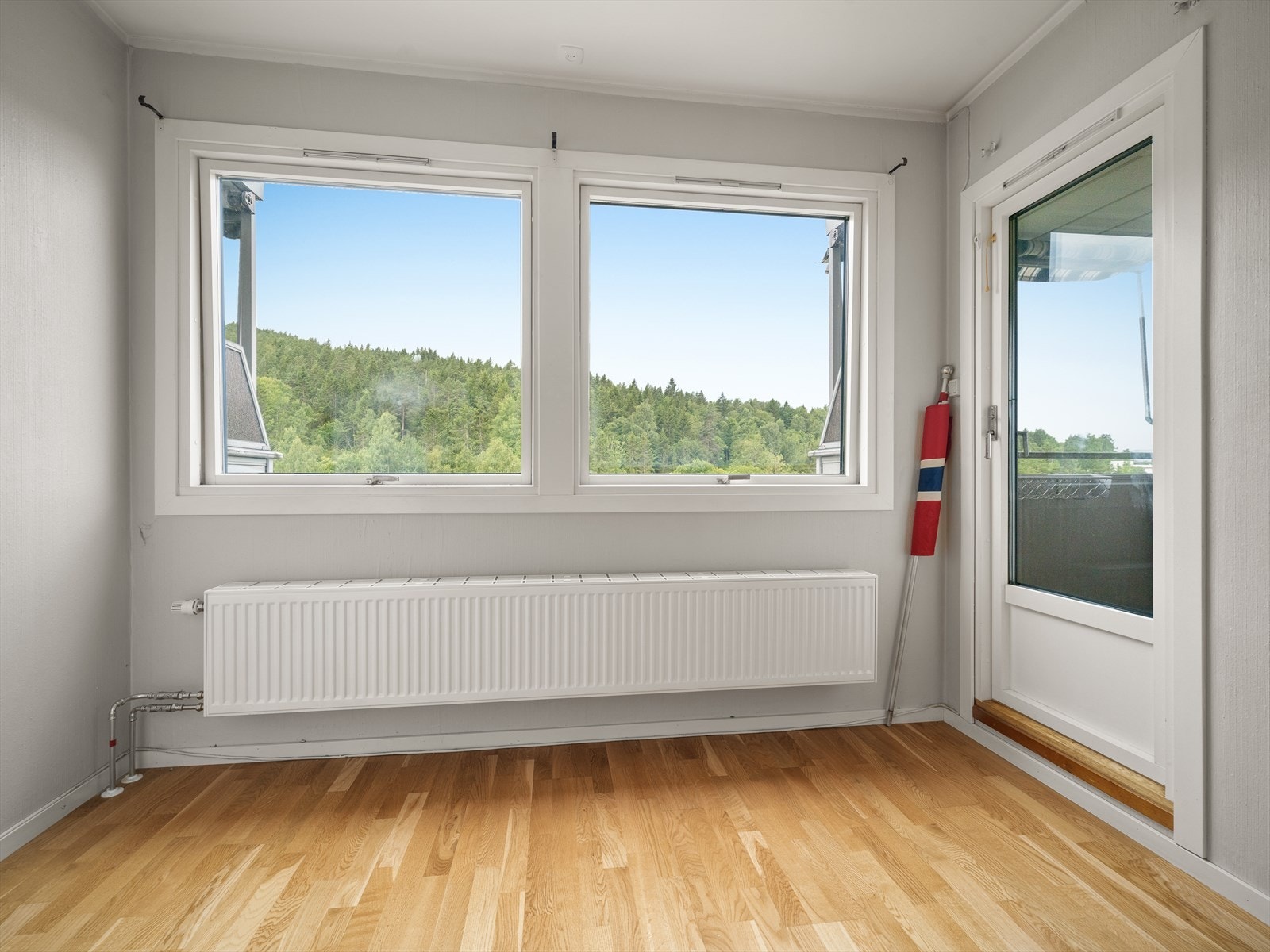 Store vindusflater bidrar til godt med dagslys. Galleribilde