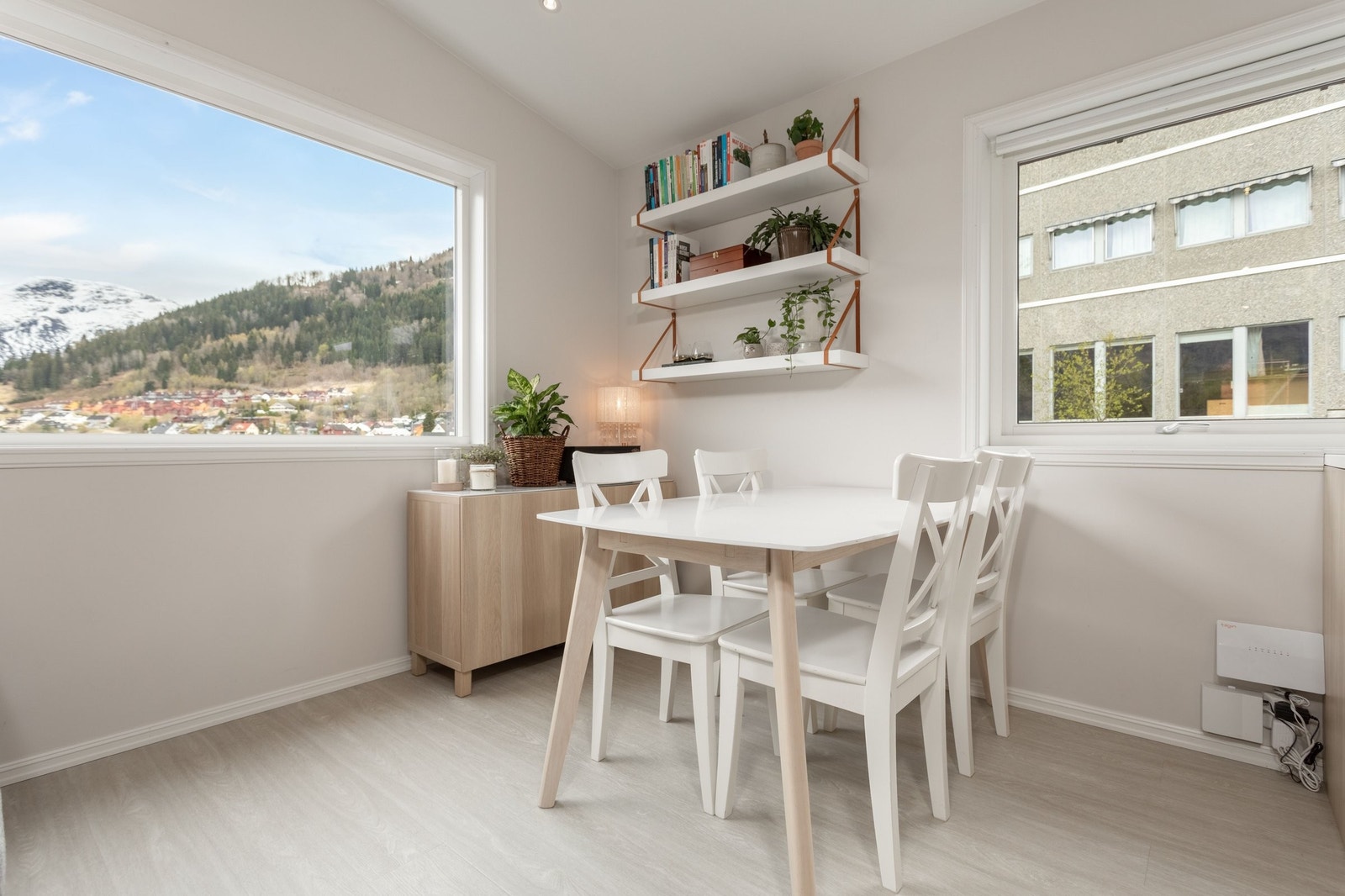 Plass til spisebord ved sida av sofagruppe. Galleribilde