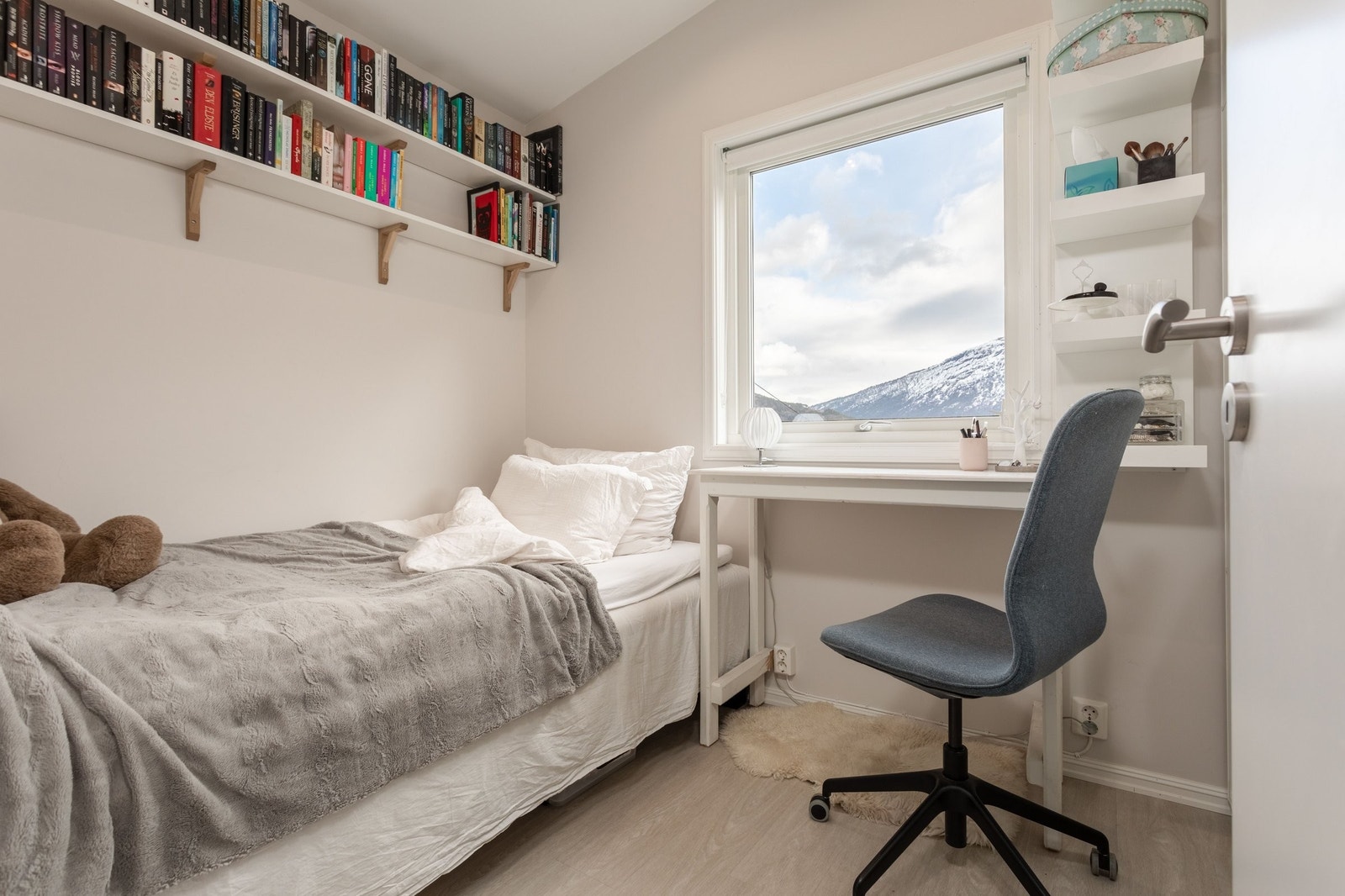 Soverom 1 med stort klesskåp frå Ikea med skyvedører (ikkje synleg på bilete, står bak dør). Galleribilde