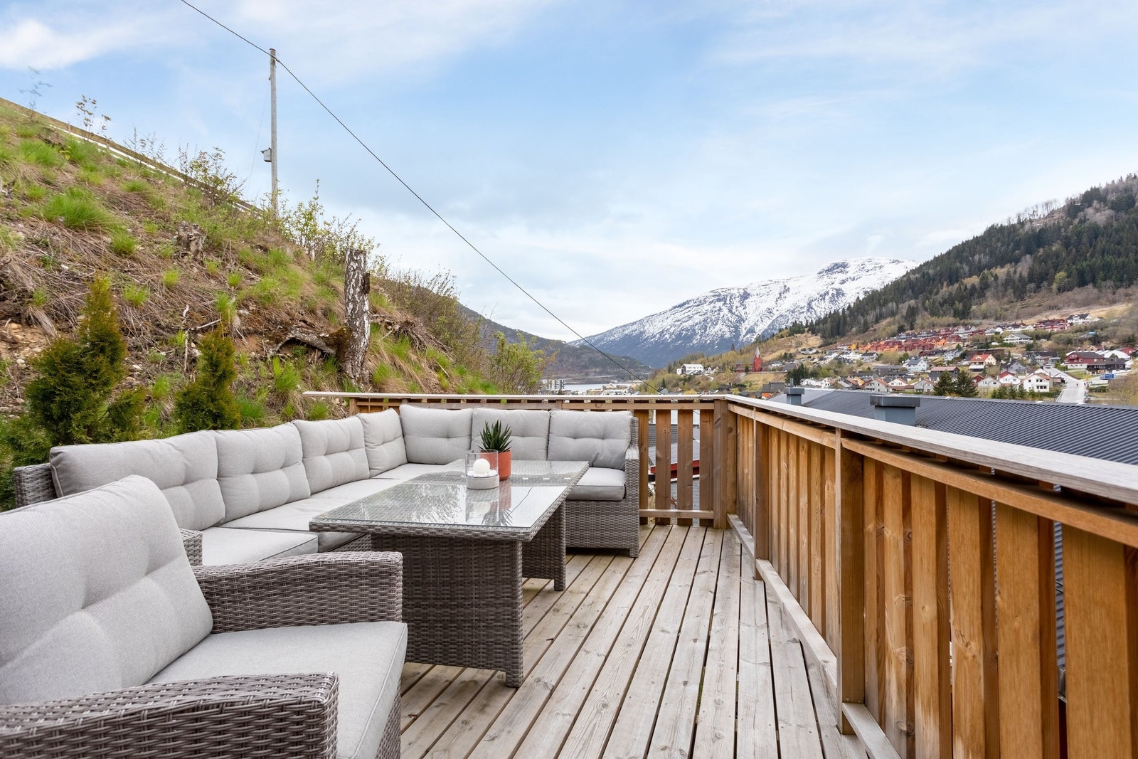 Tilhøyrande terrasse med privat bruksrett tilhøyrande seksjonen. Oppført på nabotomt med tillatelse. Galleribilde