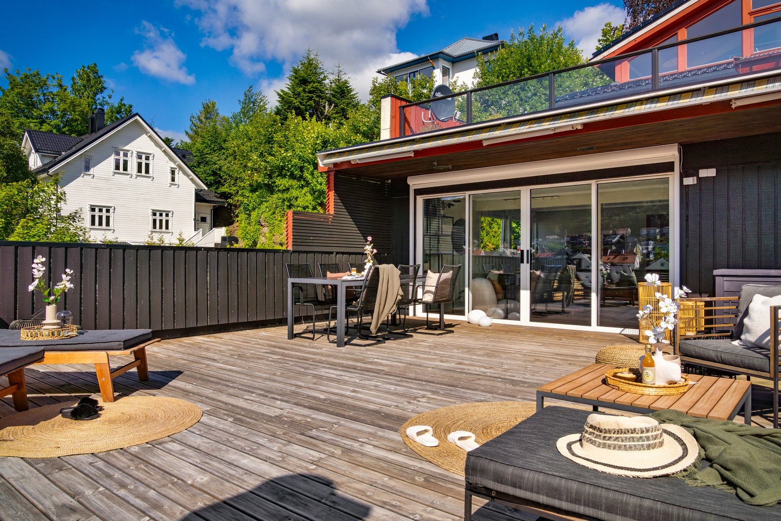 Solskjerming ved skyvedørene på terrassen Galleribilde