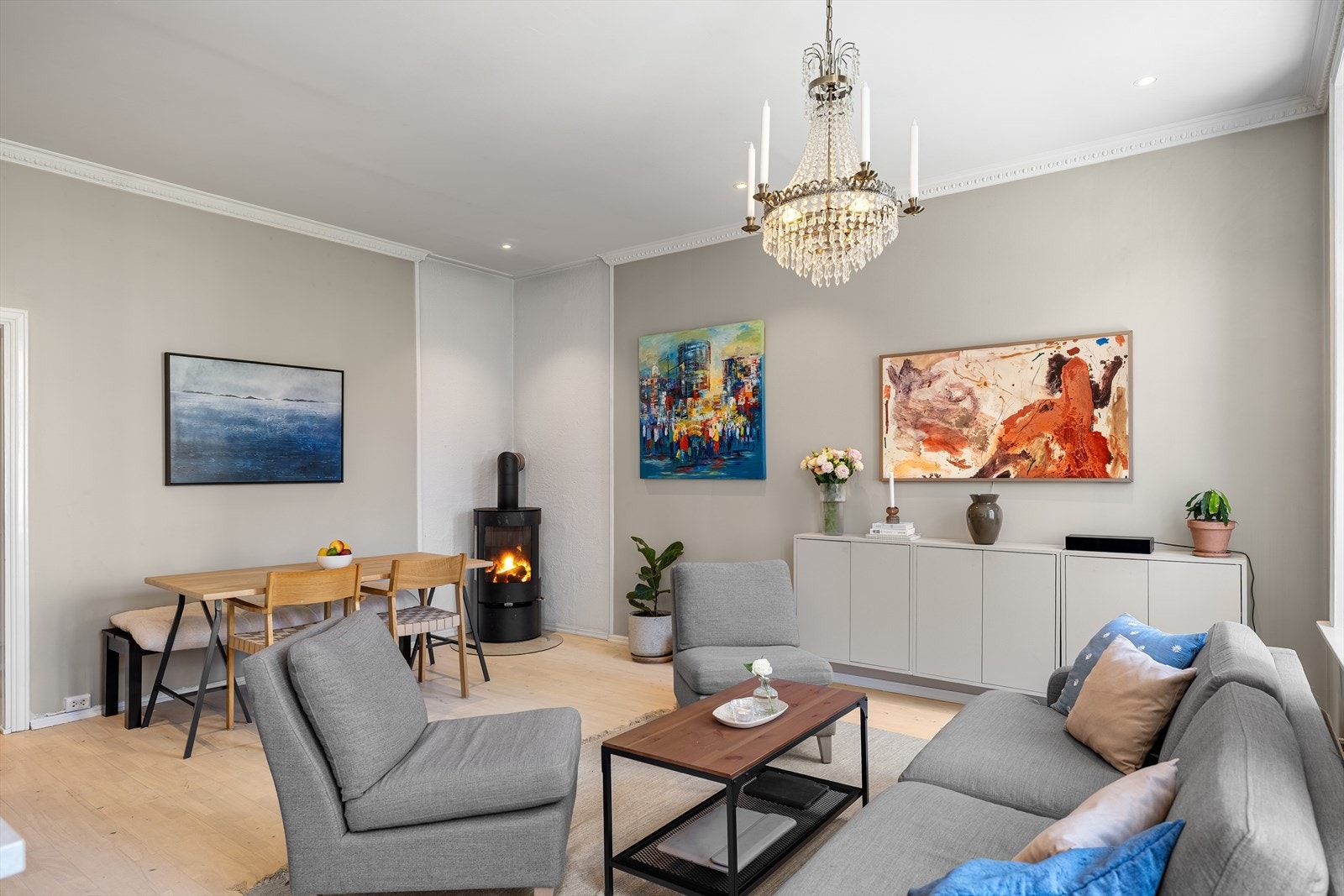 Leiligheten har en gjennomtenkt og arealeffektiv planløsning som gir stor fleksibilitet i innredningen. Her er det god plass til å skape naturlige soner for både sofagruppe, spiseplass og øvrig ønsket møblering. Galleribilde