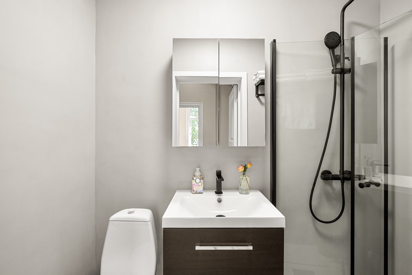 Innredning bestående av dusjnisje, servantskap og wc. Galleribilde