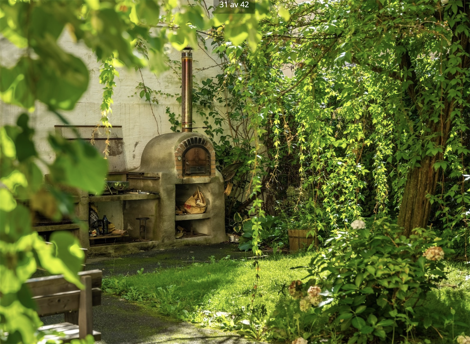 Fantastisk bakgård, her kan late sommerdager nytes! Bakgården blir mye brukt og det er vanlig å invitere med naboene når man er ute og griller eller steker pizza. Galleribilde