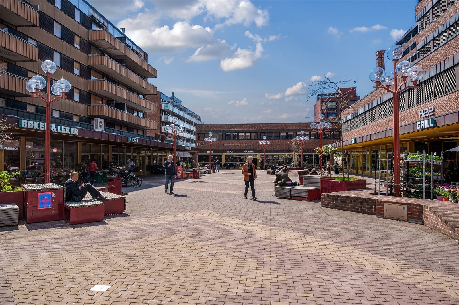 Tøyen torg har de siste årene utviklet seg til å bli et av Oslos mest populære og levende møtesteder. Her finner du et bredt utvalg av hyggelige kafeer, restauranter, spesialbutikker og servicetilbud, kun 30 m fra leiligheten. Galleribilde
