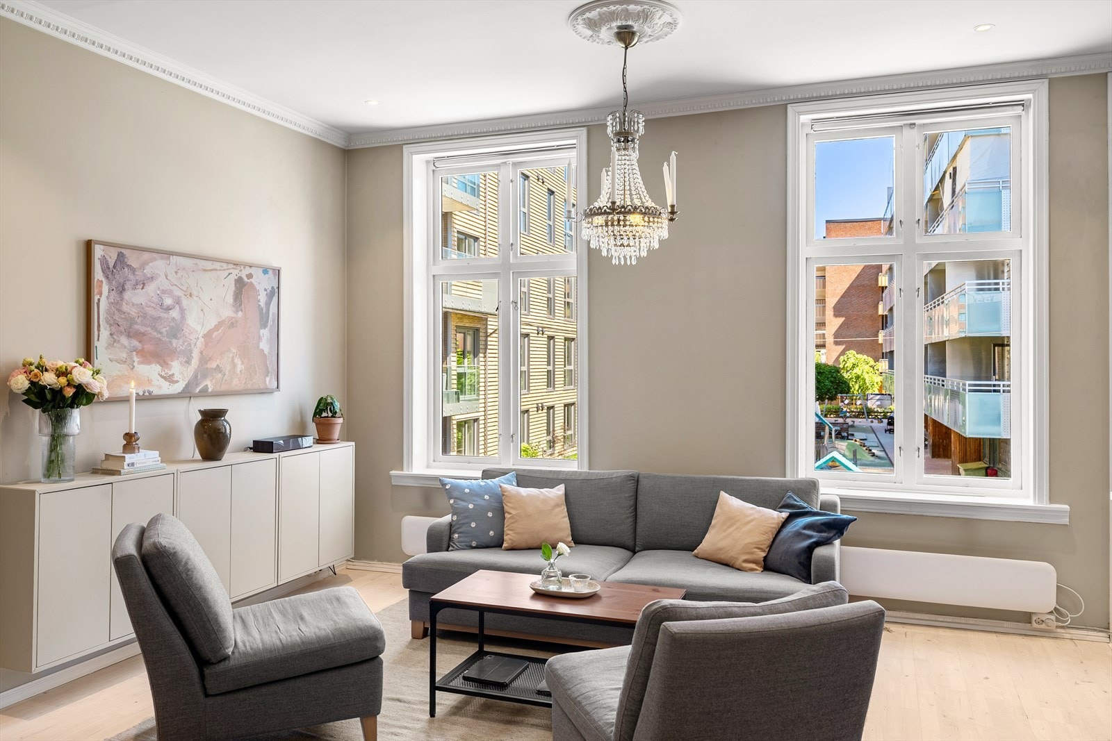 Klassiske detaljer som stukkatur og takrosett bidrar til å gi rommet et elegant og tidløst utrykk. Samtlige vegger ble sparklet, pusset og malt i 2024. Galleribilde